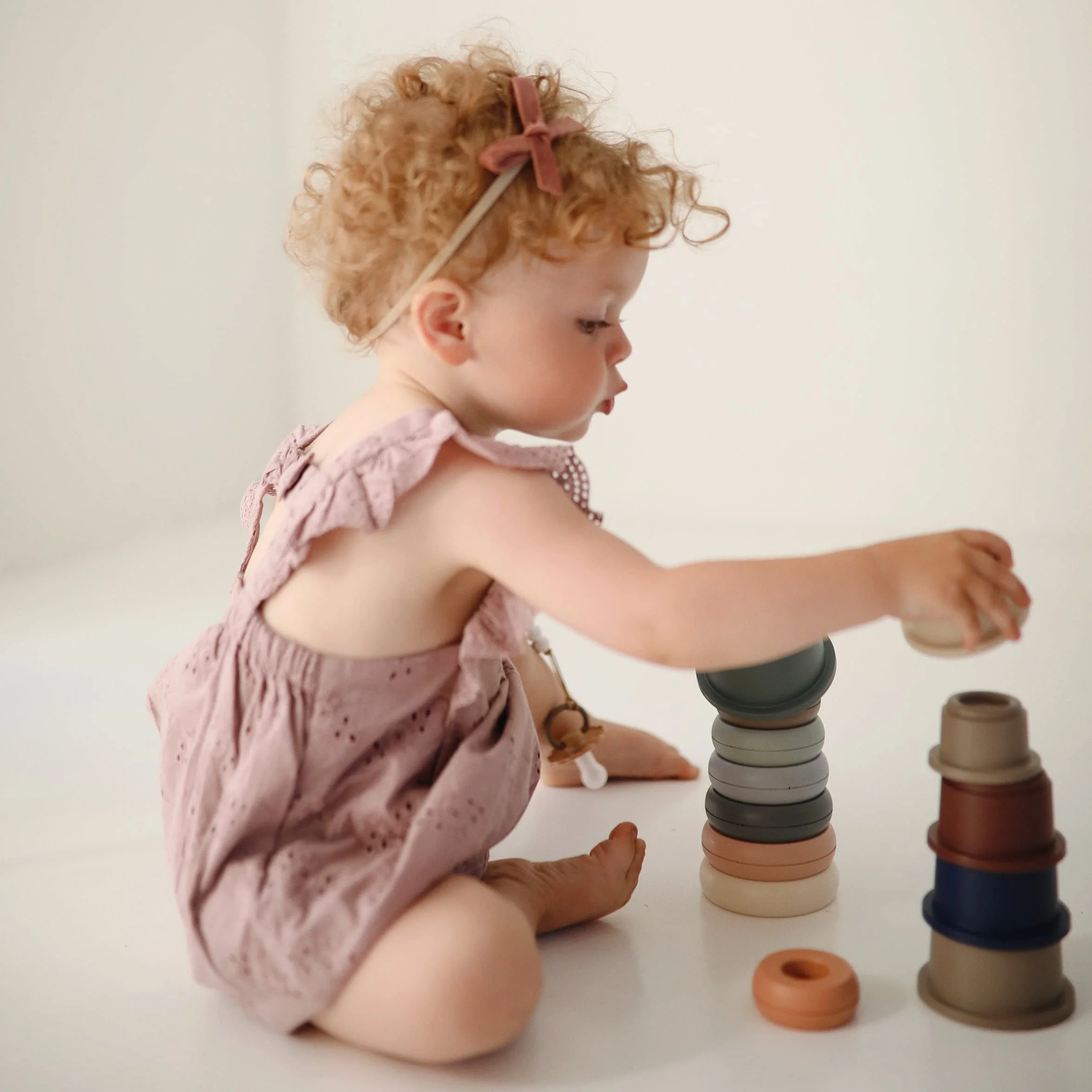 mushie | Giocattolo Impilabile per Bambini | Accessori Sicuri e di Alta Qualità | senza BPA | Piramide con 8 bicchieri impilabili | Giochi ducativi per Bambini 0-3 Anni | regali bambino | Original