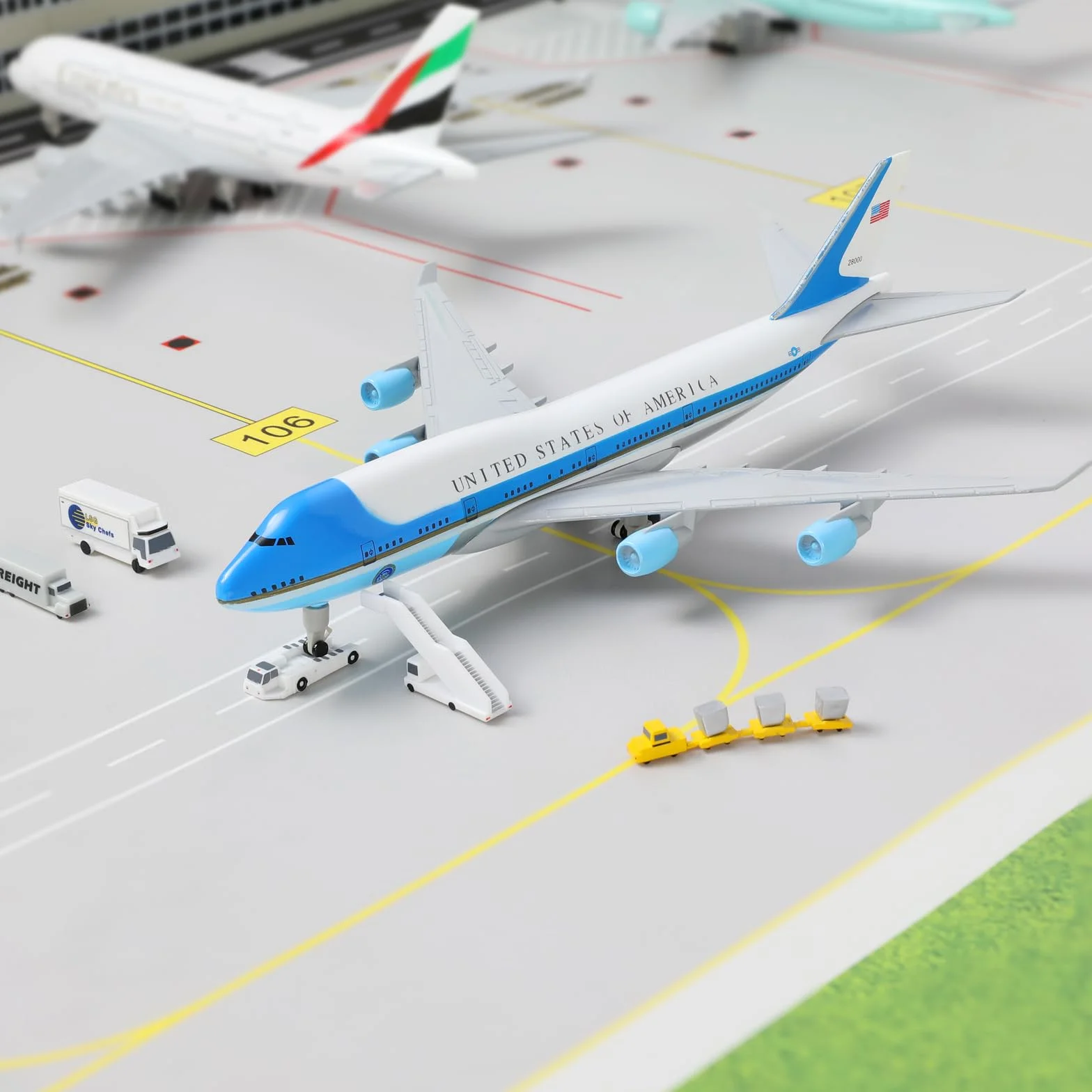 Boeing 747 VC-25A Air Force One Modellino Die-Cast 1:300 w Metalu 8,3 cali