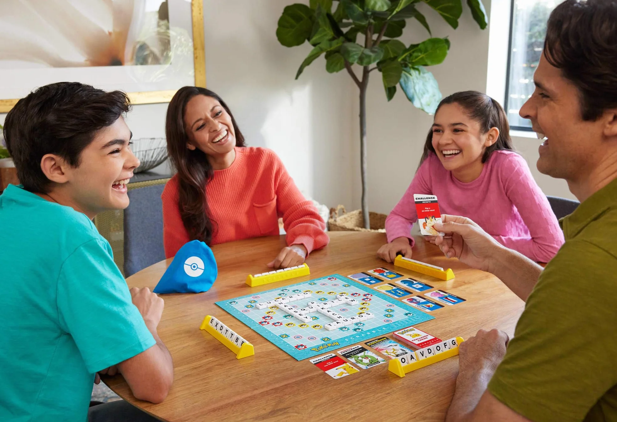 Mattel Games - Scrabble Pokémon, il gioco da tavolo delle parole crociate con 50 sfide dei personaggi Pokémon, tabellone a due facce con due modalità di gioco, versione italiana, 8+ anni, HXT30