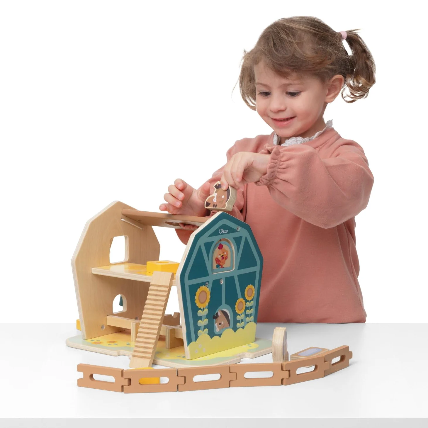 Chicco La Grande Fattoria dei Pony Playset, Gioco educativo in Legno con 3 Personaggi e Accessori | Gioco di Ruolo con Carrucola, Scala e Recinzione, Ispirato al metodo Montessori, 2 Anni +