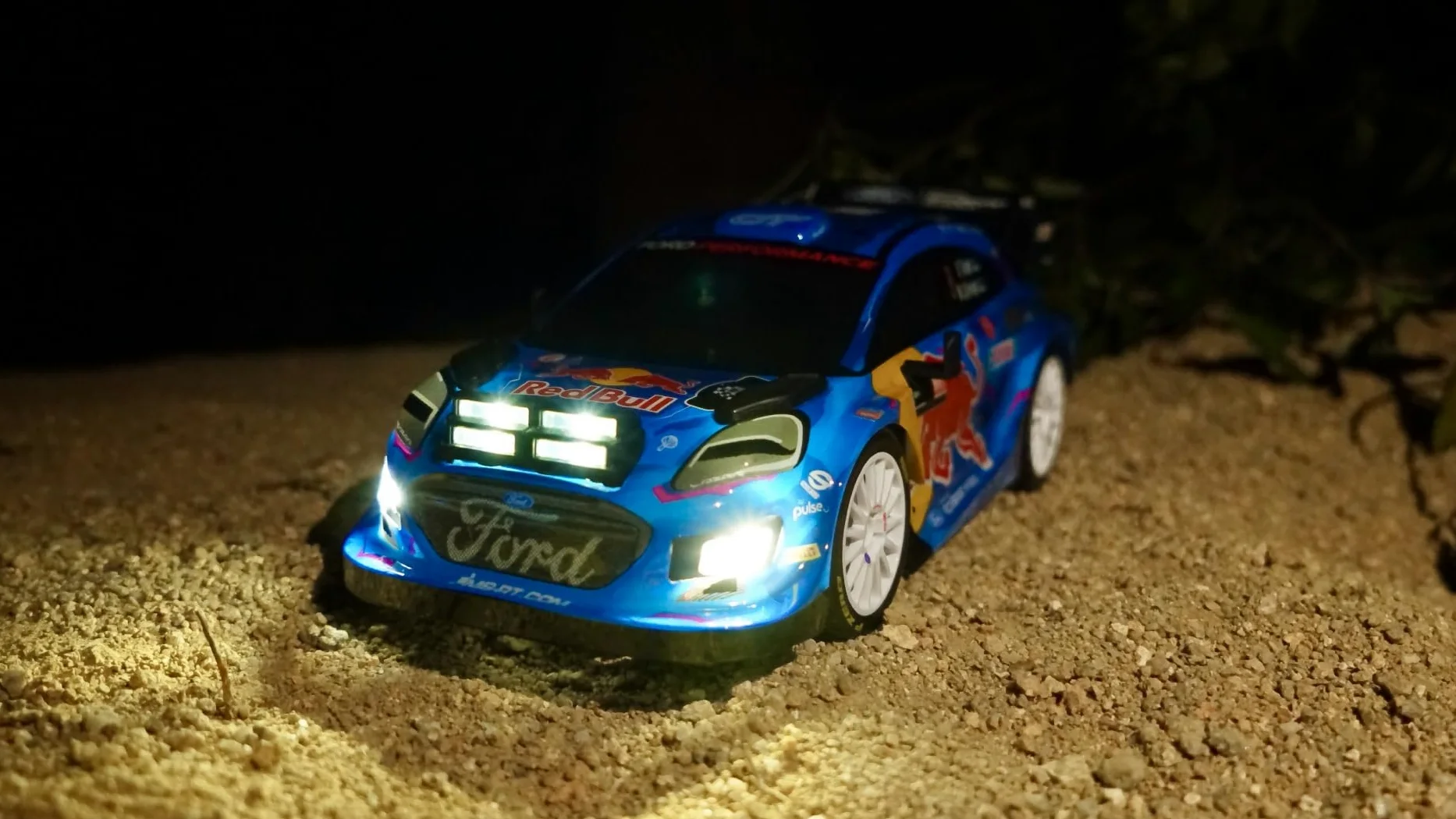 Nikko RC 10393 Night Mode M-Sport Ford Puma Hybrid #8 Tänak, auto telecomandata con fari LED, 25 cm, telecomando 2,4 GHz, portata 40 m, per bambini dai 6 anni in su, blu
