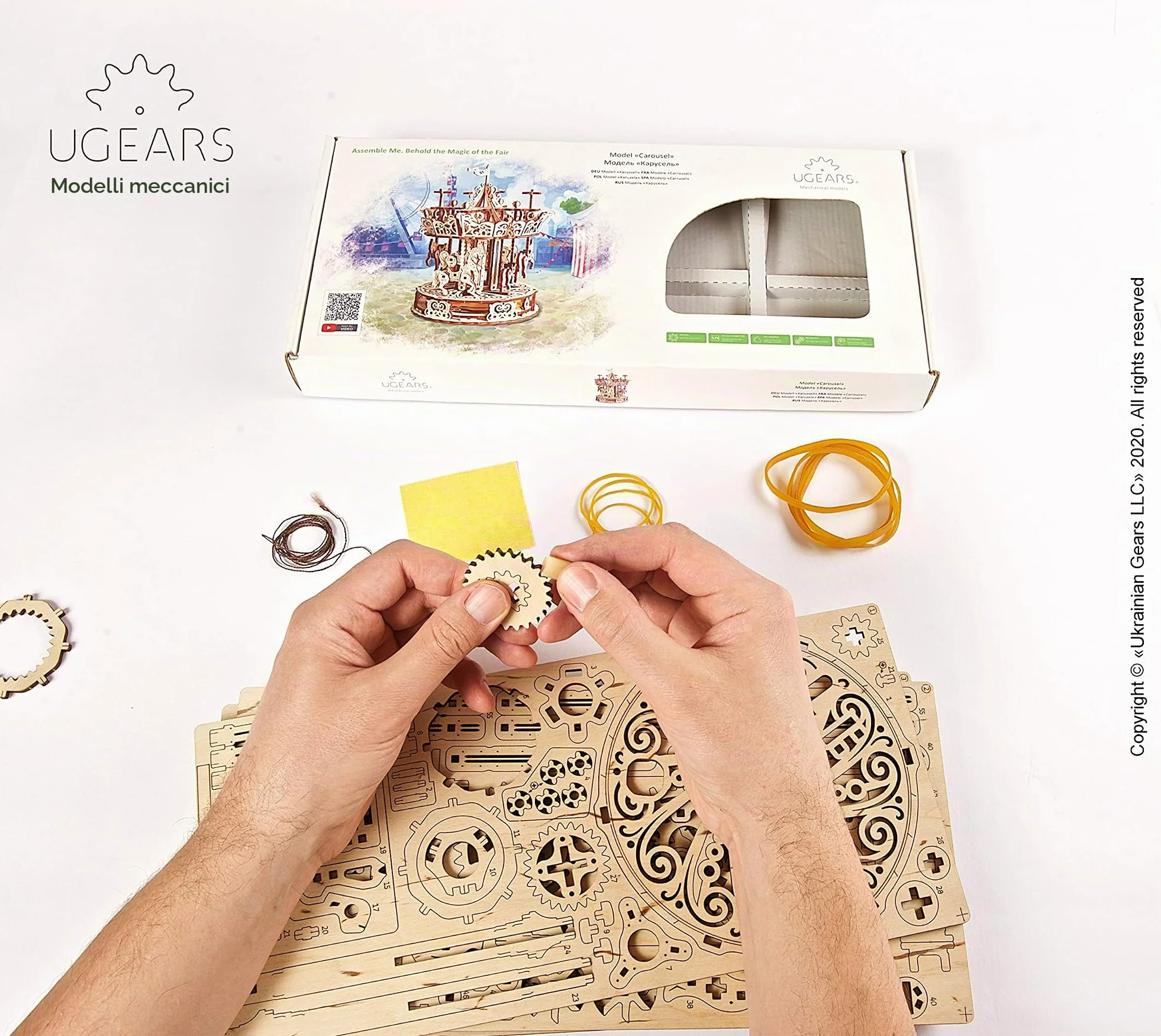 UGEARS Puzzle 3D di Legno - Carosello Rotante in Legno - Modellini da Costruire per Adulti - Puzzle per Adulti - Modello 3D Meccanico Auto-Assemblante - Kit Fai da Te - Splendido Regalo e Decorazione