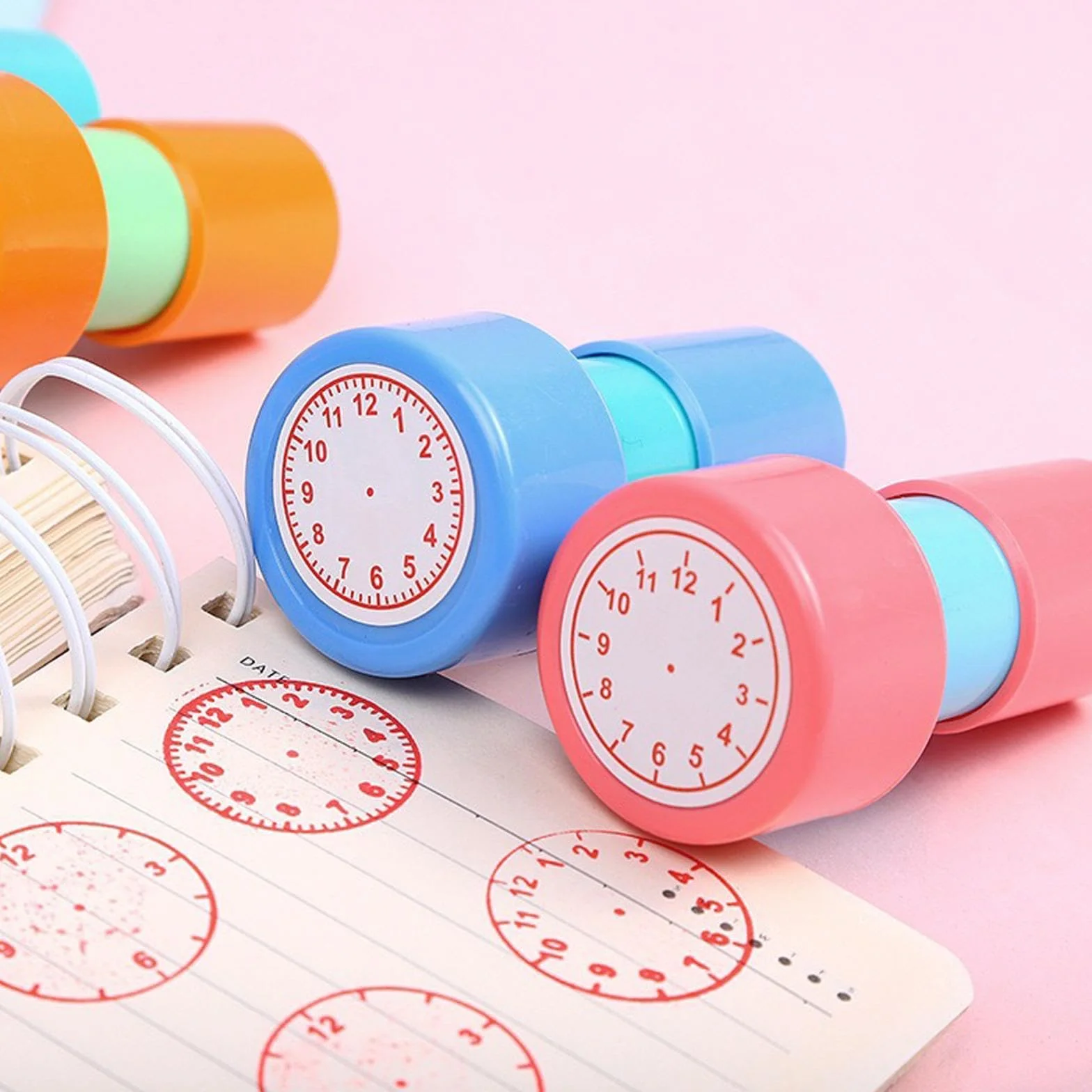 Timbro dell'orologio, che racconta il tempo, attività artistiche e artigianali, per bambini in classe