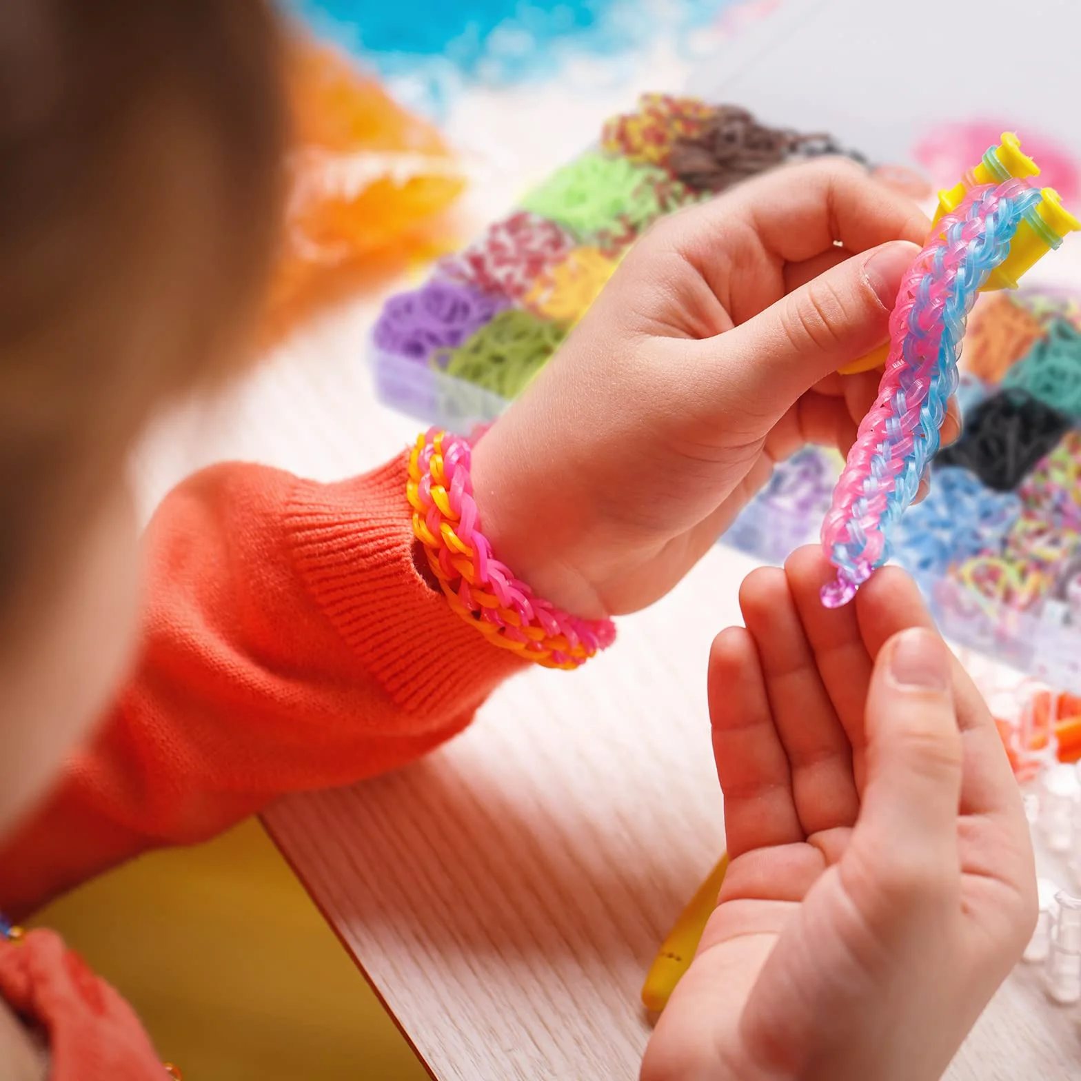 Noa Home Deco kit Elastici per Braccialetti, 2500+pcs kit fai da te Colorato, Telaio con Ciondoli, Gancetti, Perline per Bambini Braccialetto dell'amicizia Ragazze Ragazzi Regalo di Compleanno Natale