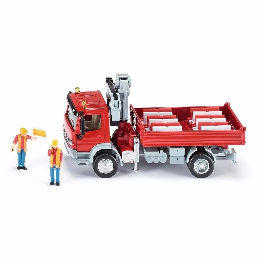 Siku 3534, Camion con superficie di carico e gru, Metallo,Plastica, Rosso, Con 2 figurine e 12 blocchi di deviazione del traffico
