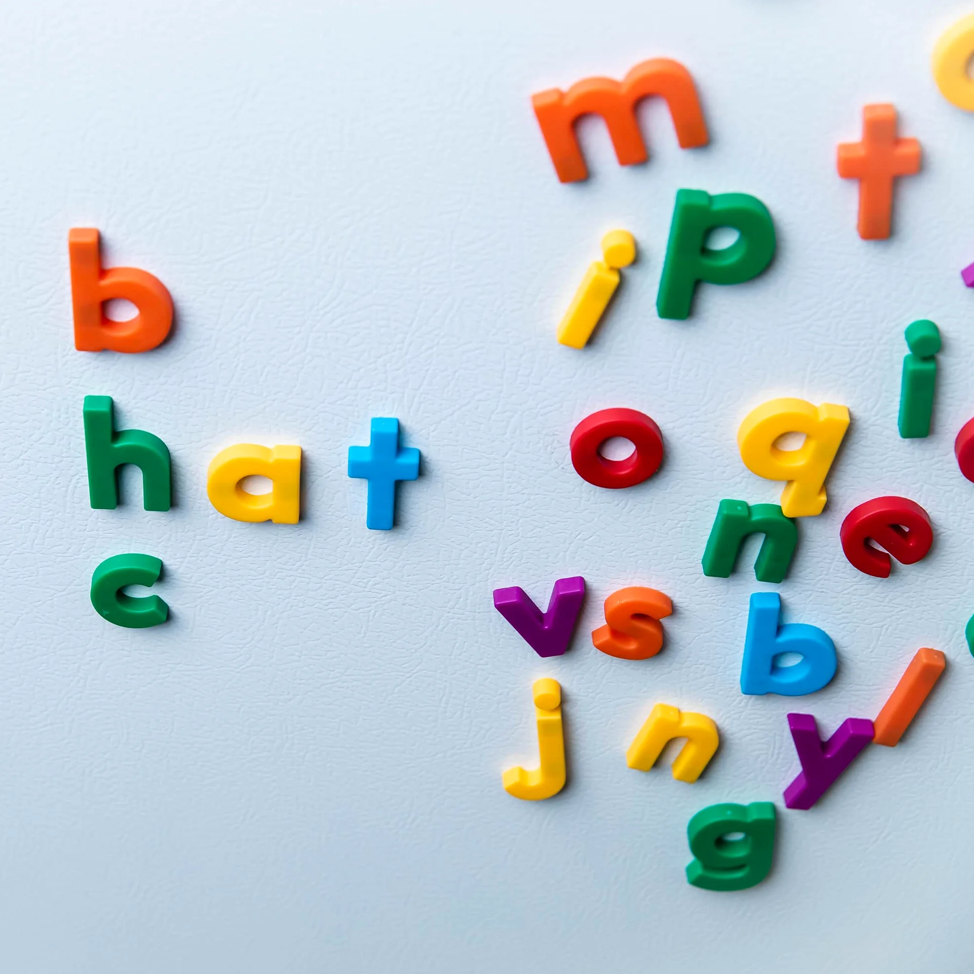 Educational Insights AlfaMagneti multicolori, Set di 42 lettere magnetiche minuscole, alfabeto magnetico, età 3+