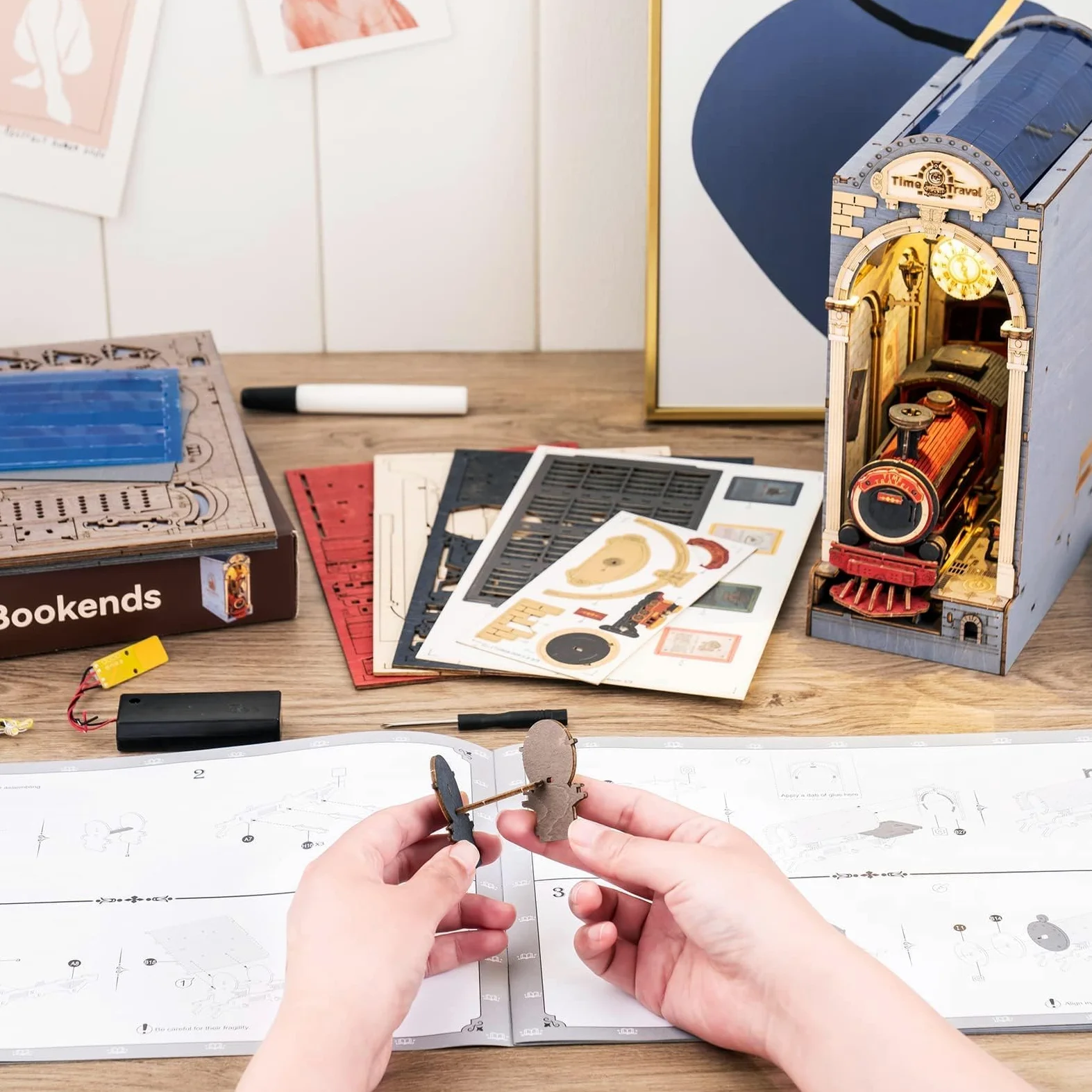 RoWood DIY Book Nook Kit - Miniatura Libro Nook Booknook Modellismo Kit Puzzle in Legno 3D per Libreria Fermalibri Decor con Mobili e Luce a LED