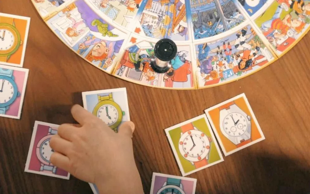 Ravensburger 24995 - Chi conosce l'orologio? - Gioca e impara per bambini, gioco educativo per bambini dai 6 ai 9 anni, nuovo apprendimento giocoso per 1-4 giocatori