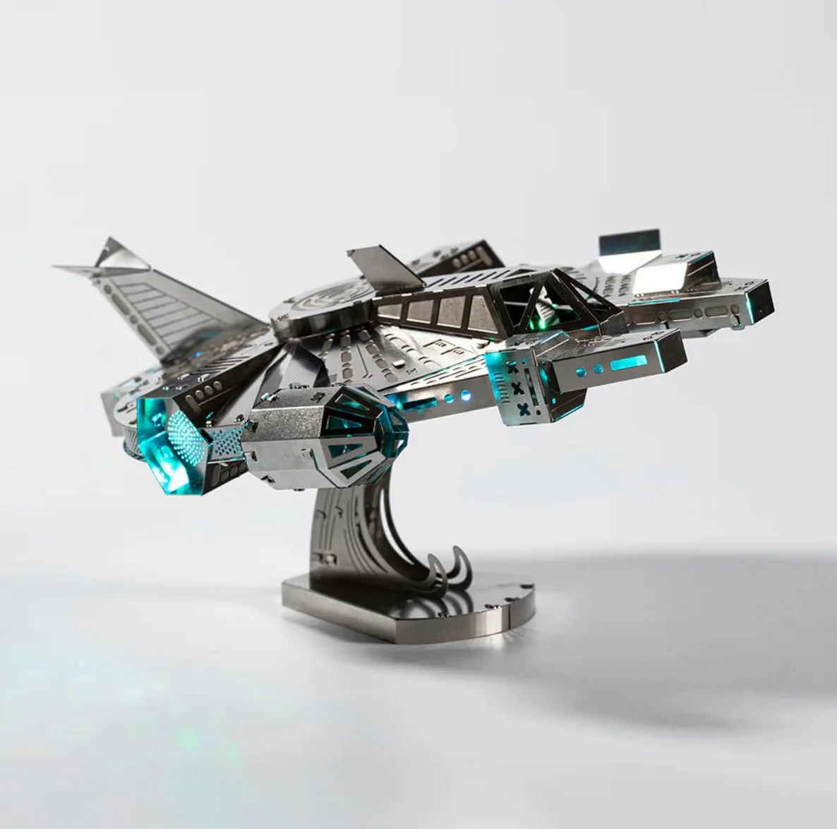 Metal Time Nebula Scout, modello astronave in metallo, modello 3D Cosmos Starship, kit di modellini in metallo, luci a LED multicolore con telecomando, 74 pezzi.