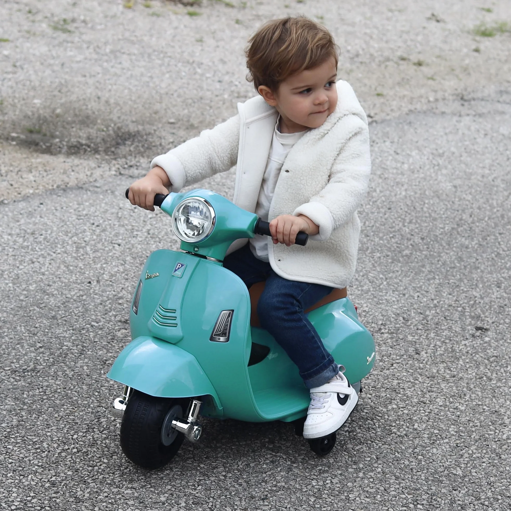 TURBO CHALLENGE 119151 Vespa GTS Elettrica, Batteria 6V + Caricabatterie USB Incluso, Peso Massimo 25 Kg, Dai 18 Mesi, Tempo di Ricarica 8 ore per una durata della batteria di 45 min