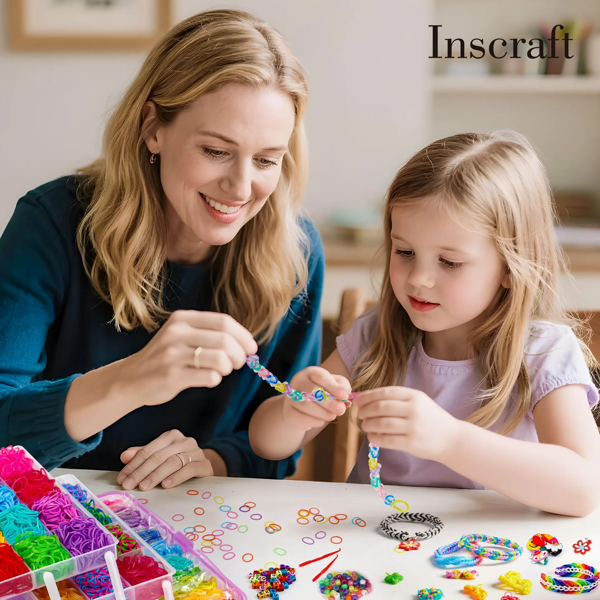 INSCRAFT 17490+ elastici in gomma, kit di ricarica per braccialetti in 28 colori, con contenitore a 3 strati, 600 clip a S, 352 perline, 40 ciondoli a forma di cartone animato, regalo di Natale per
