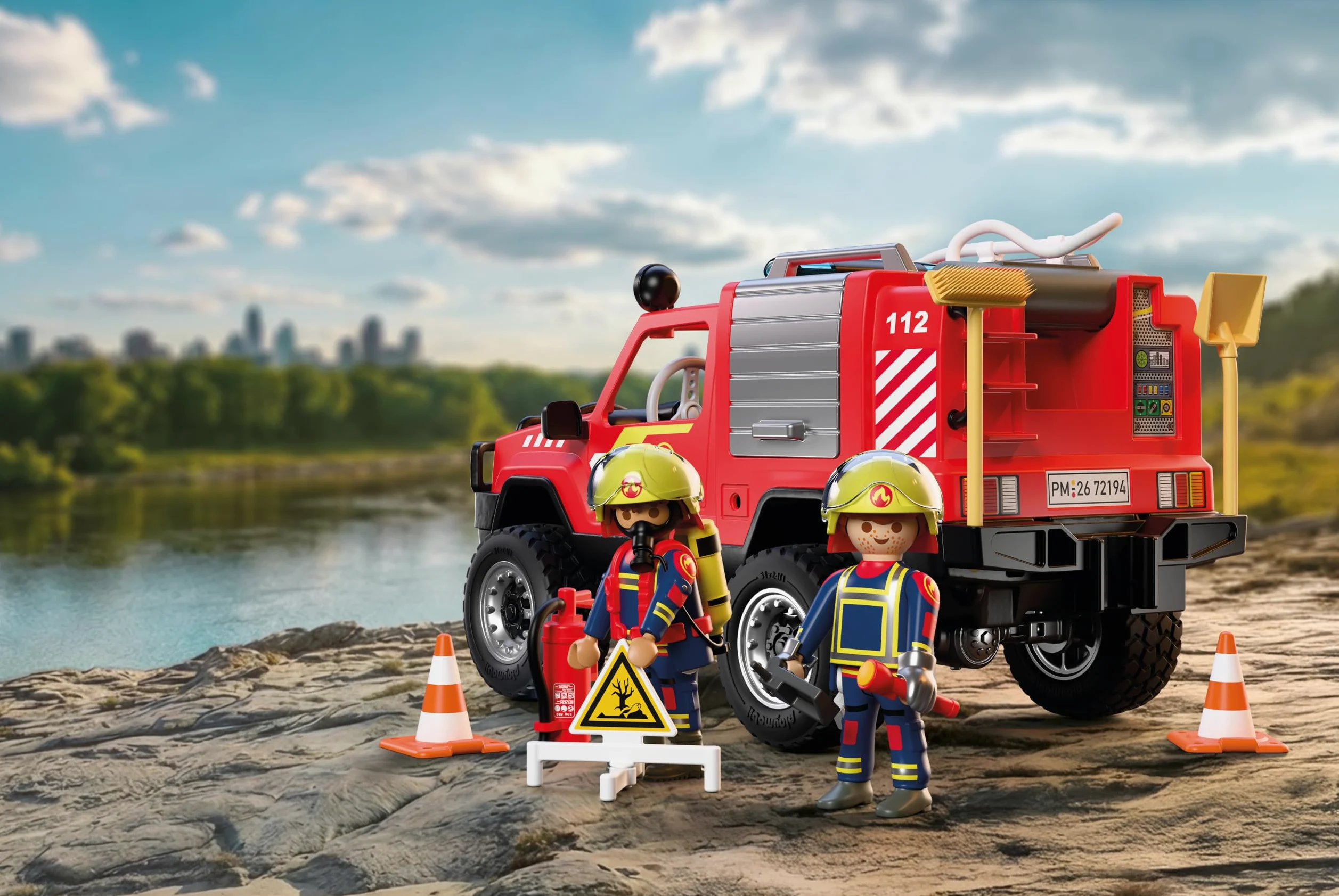 PLAYMOBIL | City Action | Pick-up dei pompieri | Veicolo fuoristrada con vera funzione di spruzzo d’acqua, verricello e accessori | Per bambini da 4 anni | 72194