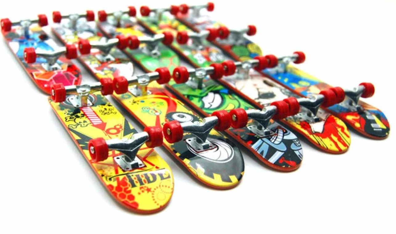 TOPWAYS® Finger Mini Skateboard 6 pezzi, Skate per Dita Giocattolo da Deck Truck Finger Board Skate Park Boy Bambini Regalo per Bambini,Bomboniere Giocattoli Festa