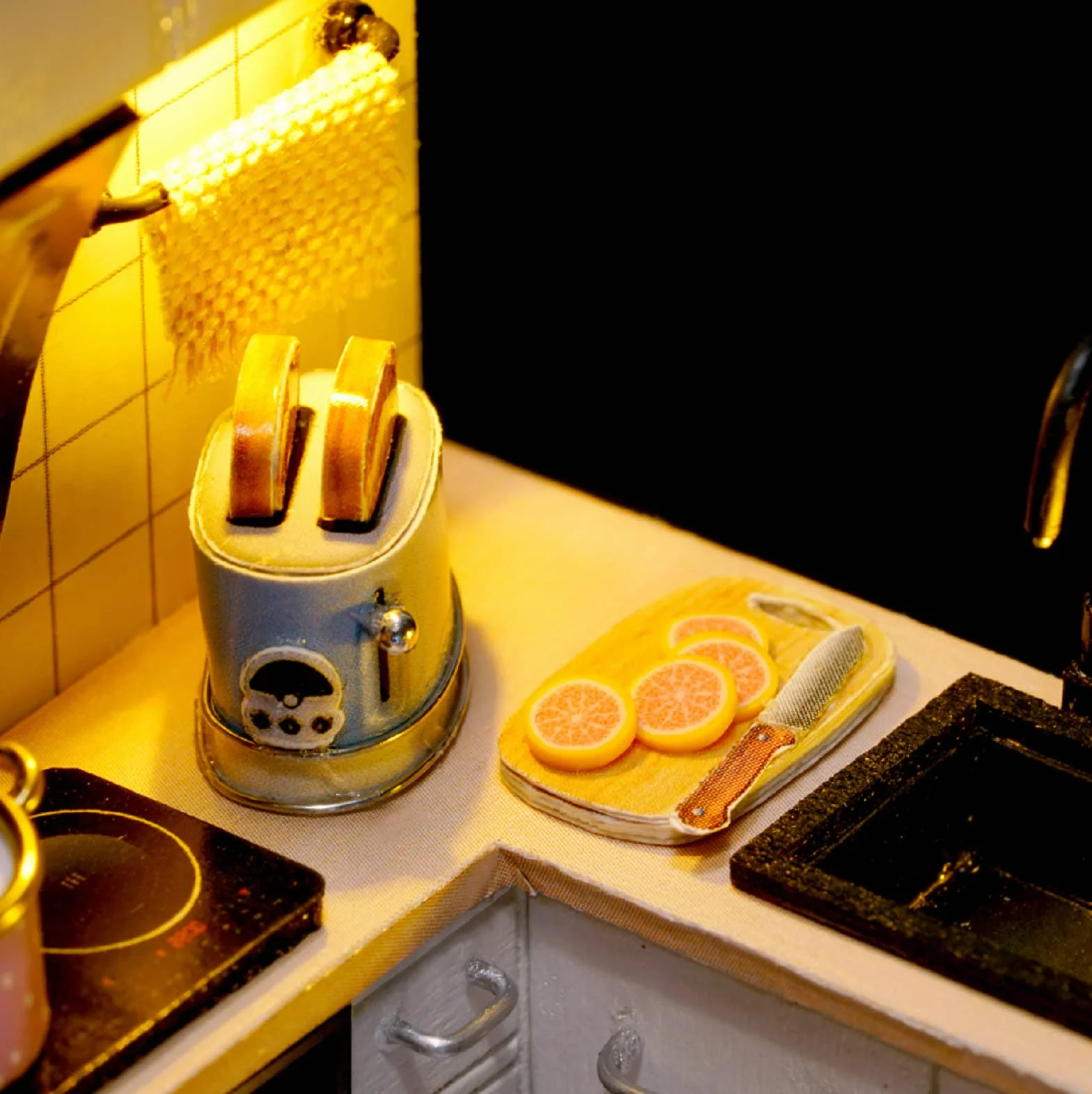 Cuteefun Kit Case in Miniatura da Costruire per Principianti, Miniature Casa delle Bambole Fai da Te con Mobili Copertura Antipolvere e Strumenti, Regali Creativi Artigianali (Cucina)