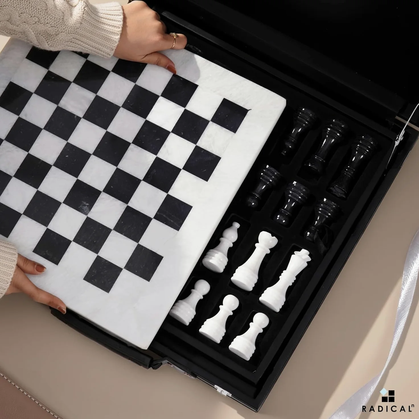 Radicaln Set di scacchi in marmo con scatola portaoggetti, 38 cm, bianco e nero, fatto a mano, 1 scacchiera con 32 pezzi di scacchi, gioco di scacchi per giochi da tavolo per 2 giocatori per adulti