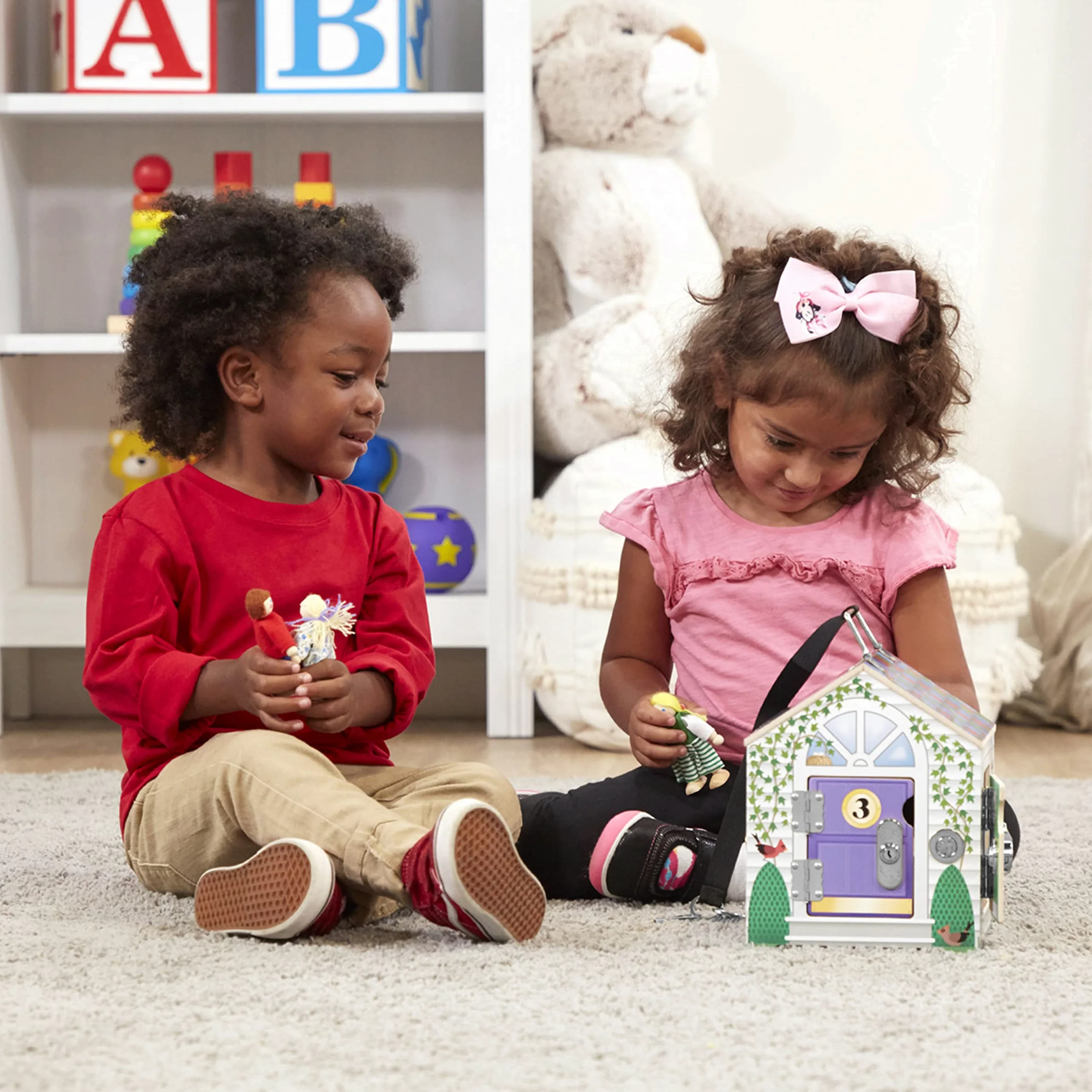 Melissa & Doug Casa delle Bambole Portatile in Legno con Campanelli - da Gioco, Gioco Montessori, in Legno Snodate, Regalo per Bambine e Bambini, 3+ Anni