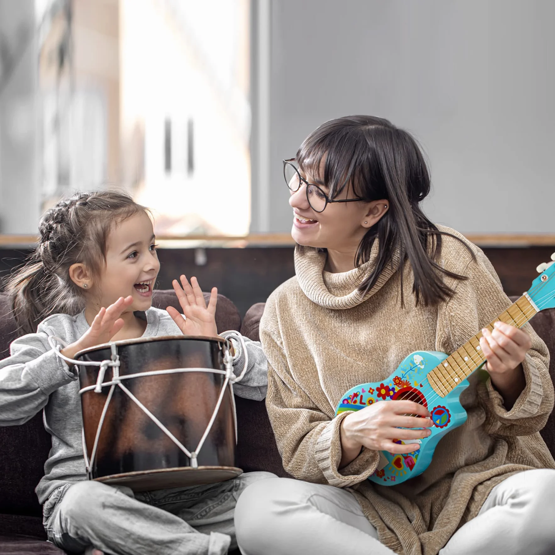 Hape Chitarra Figli dei Fiori Blu Strumento Giocattolo Legno Decorazioni Flower Power 3+ Anni
