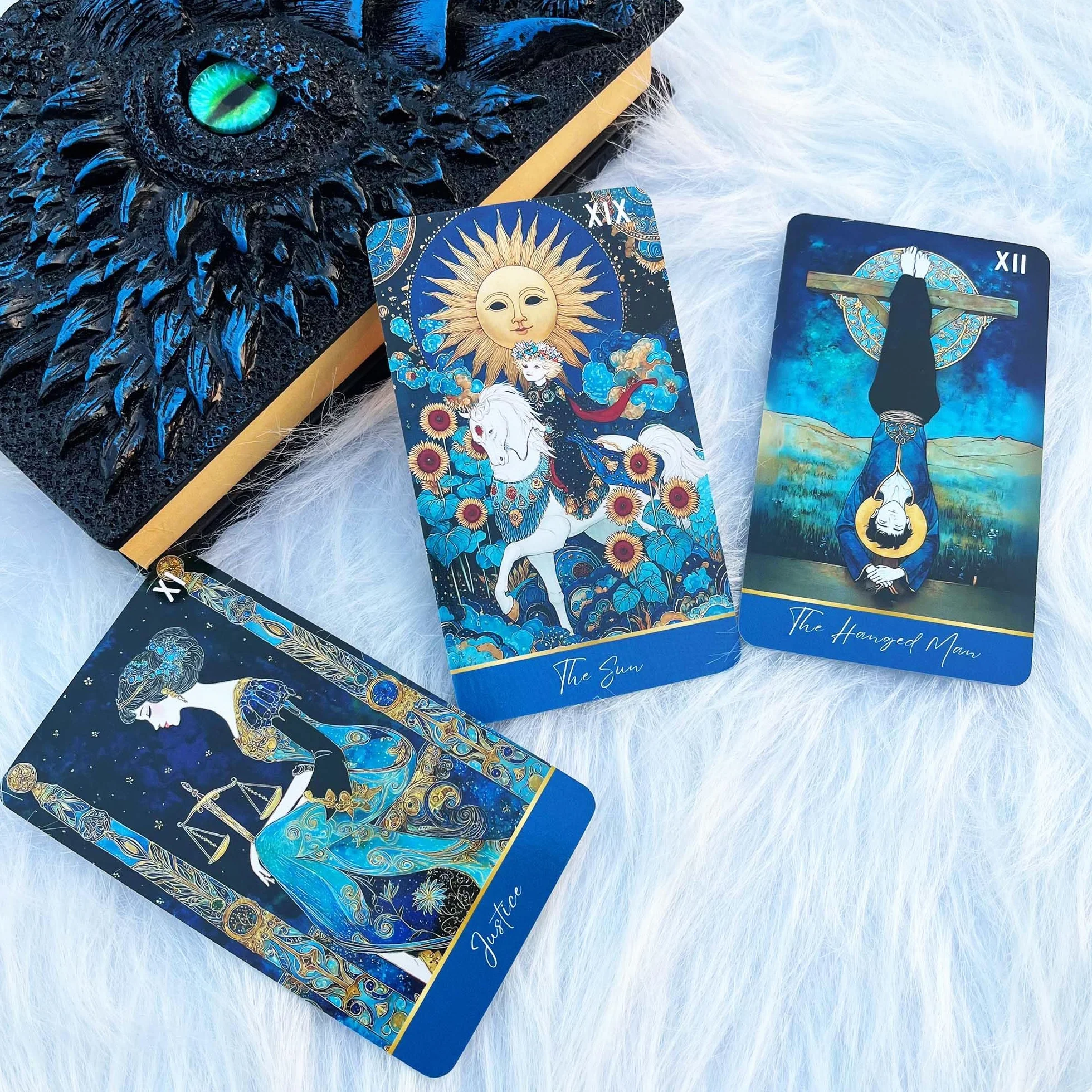 Mazzo di tarocchi Azure Arcana, 78 carte dei tarocchi con guida generale, carte dei tarocchi artistiche blu e oro fantasy per principianti, strumento di divinazione per la lettura della stregoneria