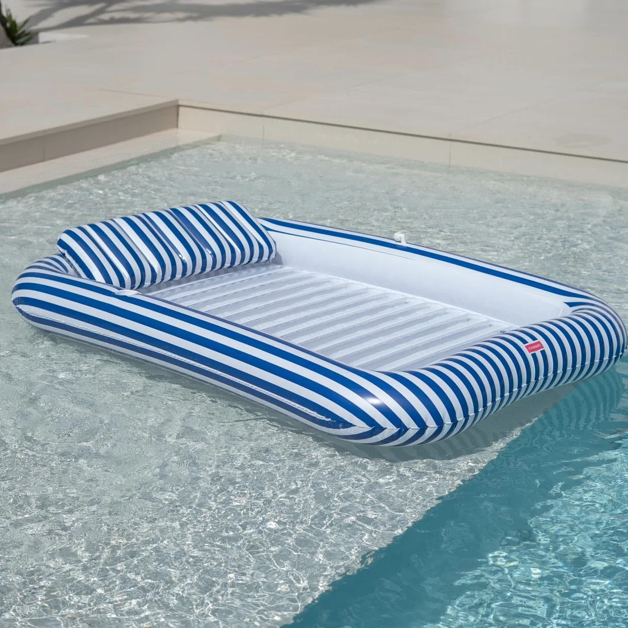 Flamingueo Materassino Mare - Tanning Pool con Aspersore - Portabicchieri Incluso - PVC Resistente - Dimensione Extra Grande - Cuscino Smontabile