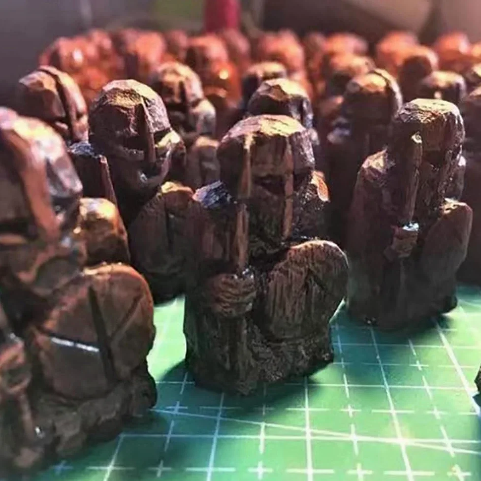 Set di Scacchi da Viaggio di Lusso: Scacchiera e Pezzi in Resina, Gioco di Strategia Portatile, Ideale per I Viaggi.