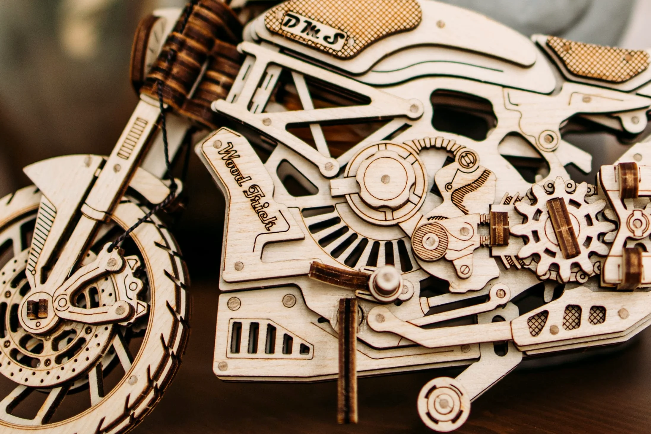 Wood Trick Motorcycle Puzzle 3D di Legno per Adulti da Costruire | [203 Pezzi] Rotola Fino a 4,9 m - Kit di Montaggio Meccanico in Legno DIY per Adulti