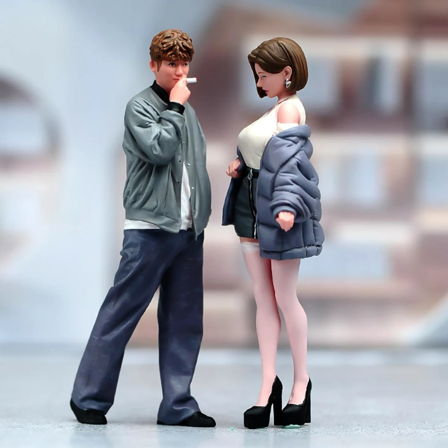 Statuette in Resina di Un Bambino E Una Bambina in 1:24, Ideali per Plastici Ferroviari E Decorazioni da Scrivania.