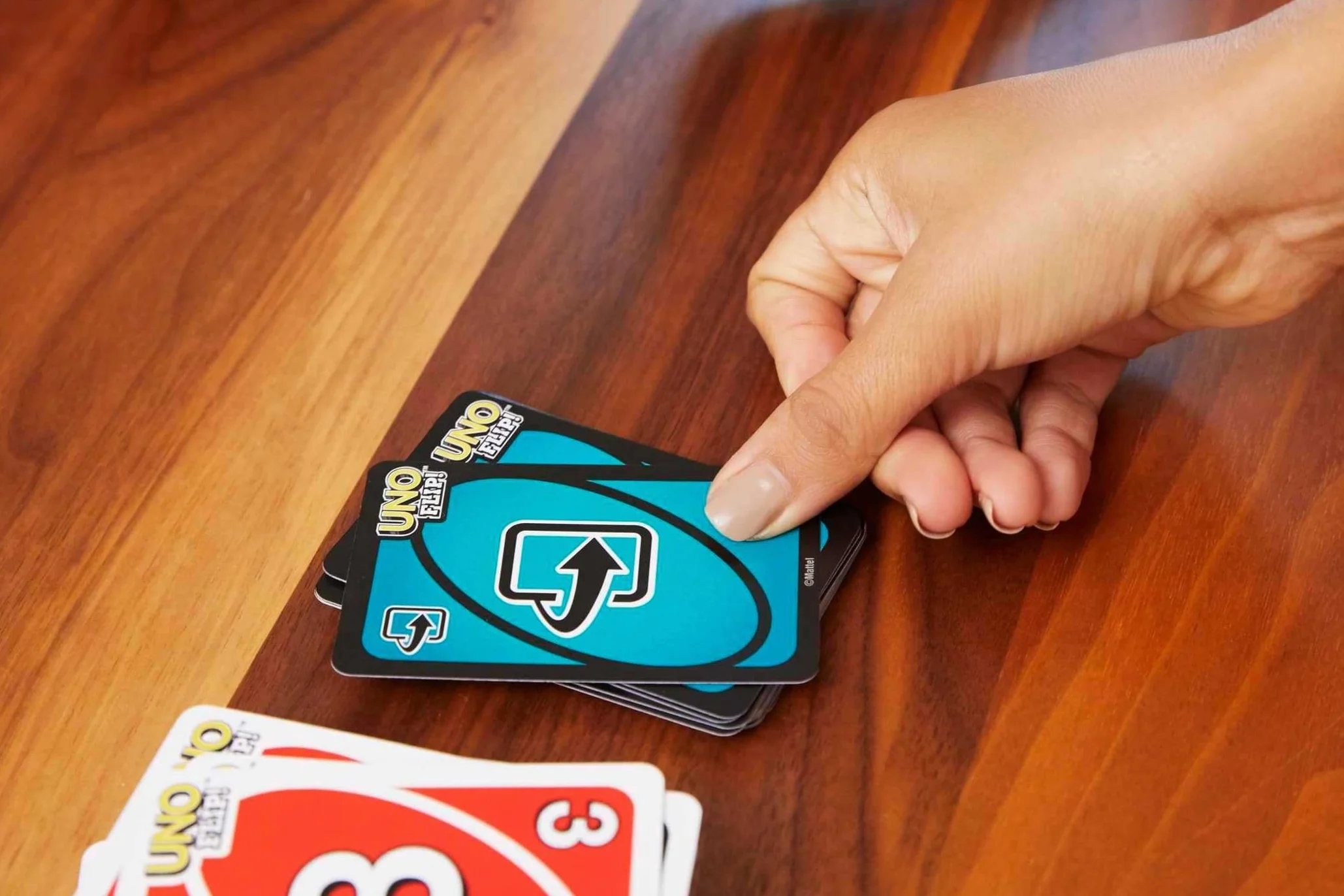 Mattel Games Uno Flip, Gioco di Carte per Famiglia, Scatola Metallica, 112 Carte Fronte/Retro, 7+ Anni, GDG37