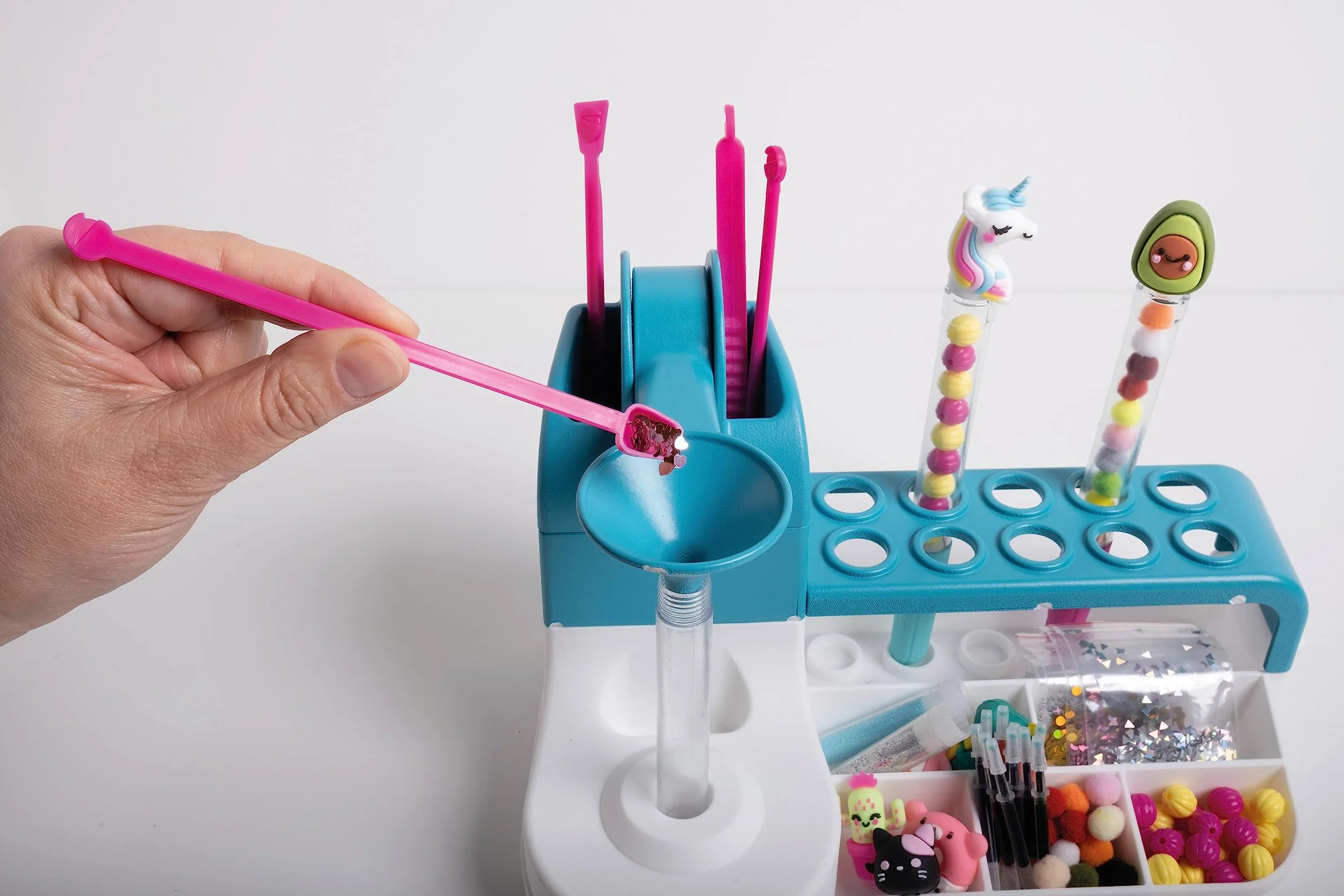Clementoni Laboratorio delle Penne Personalizzate, Kit Creativo per Bambini 6+ Anni, 50+ Accessori
