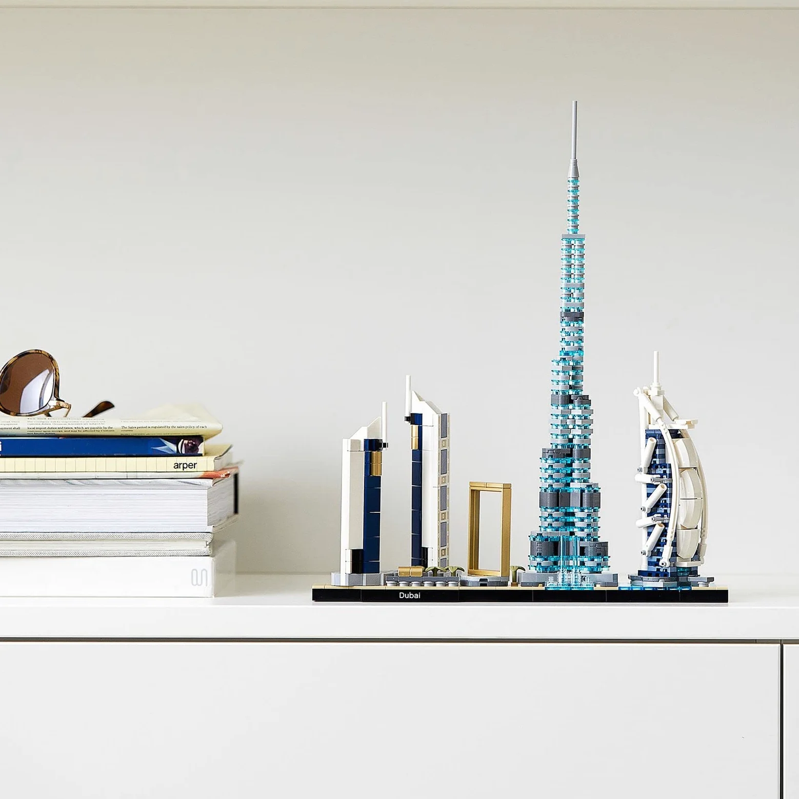 LEGO Architecture Dubai, Collezione Skyline, Kit di Modellismo Creativo e Rilassante, Costruzioni per Adulti e Ragazzi di 16+ Anni, 21052
