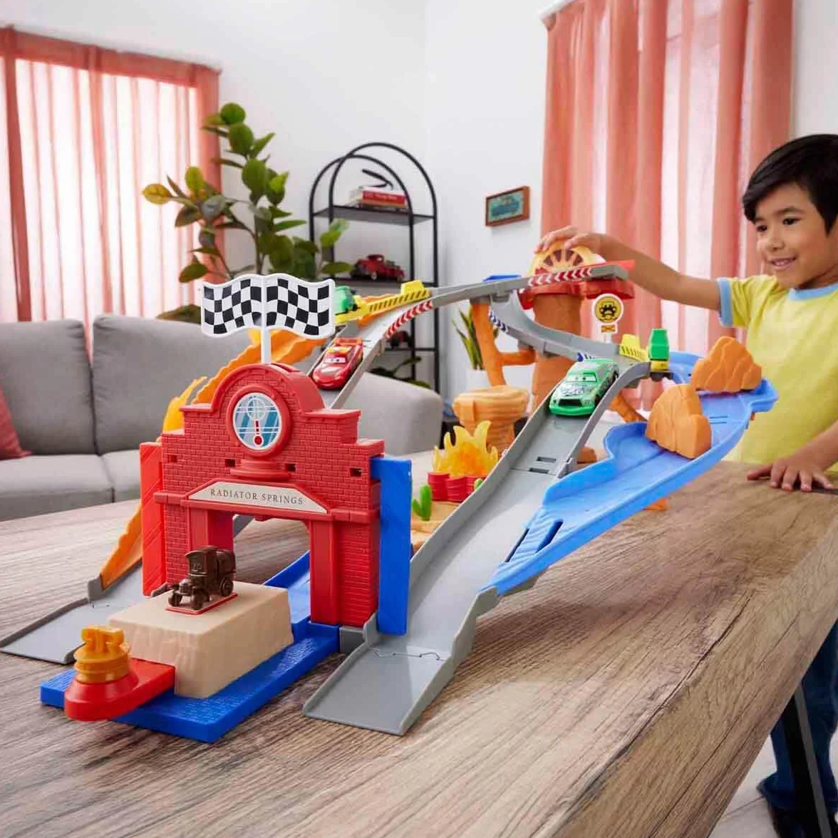 Mattel CARS - Sfreccia e Soccorri Circuito per Soccorso Stradale, set con 2 tipi di gara, Saetta McQueen, Chicks Hicks e 2 veicoli della squadra di Pitty, giocattolo per bambini, 4+ anni, JFL57