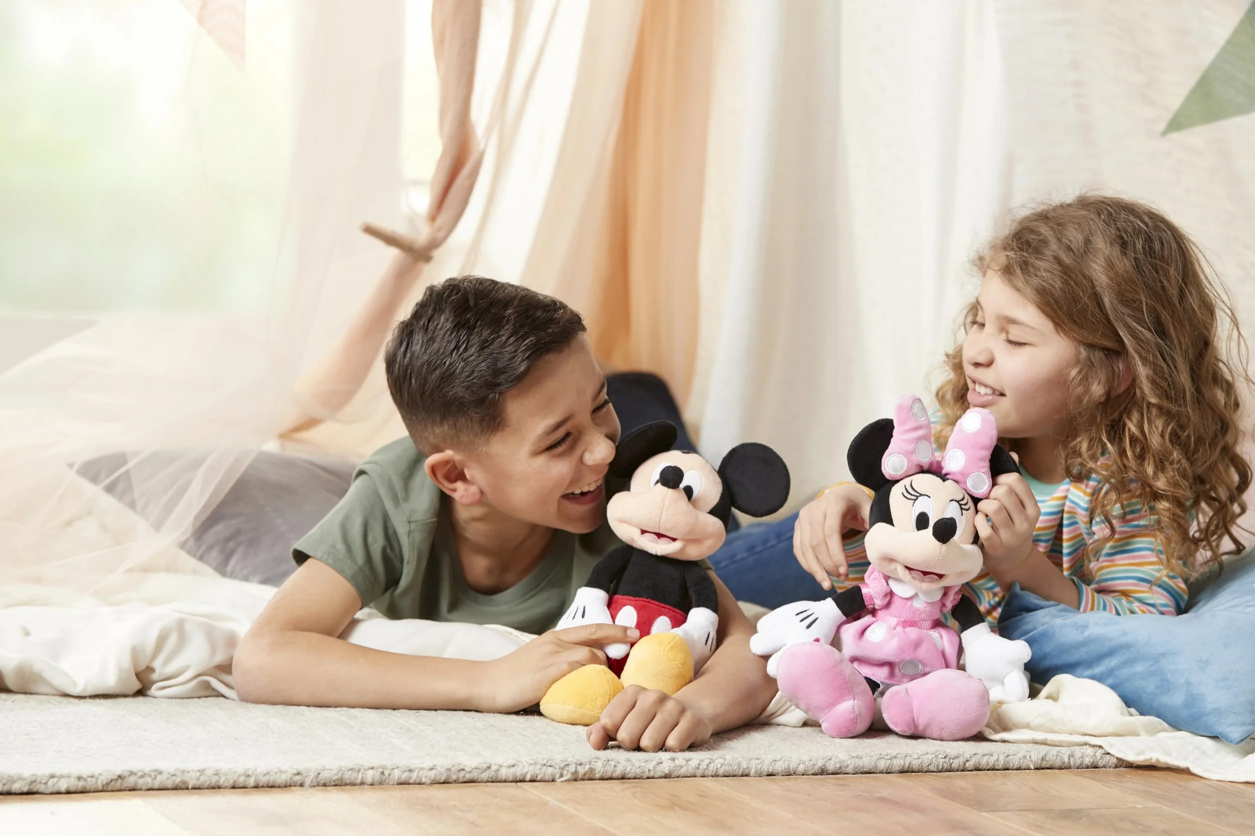 Disney Store Peluche Piccolo Minnie, 33 cm, Personaggio iconico Disney da coccolare, con Vestito Rosa a Pois e Fiocco con Dettagli Ricamati, per Tutte Le età