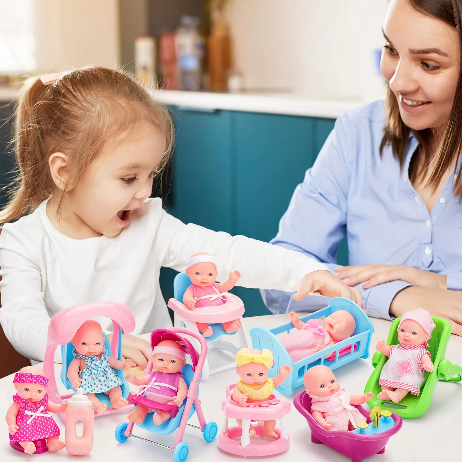 deAO Set 8 Mini Bambole 13 cm con Accessori – Gioco Creativo per Bambini 3+ | Include Deambulatore, Sedia Dondolo, Seggiolino Auto, Altalena, Vasino, Biberon, Età, Perfetto per Ruolo, Soli o in Gruppo
