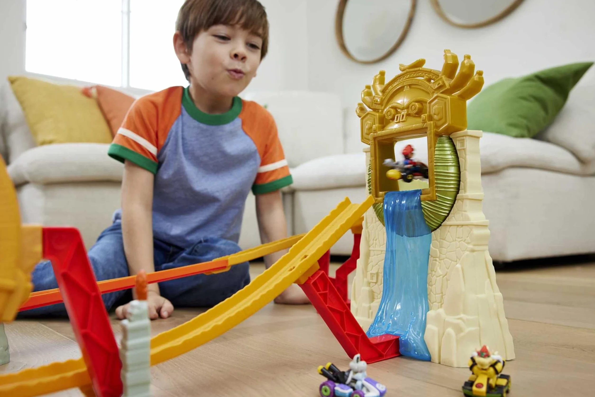 Hot Wheels Super Mario Bros - Corsa nella Giungla di Kong, playset ispirato al film con macchinina die-cast di Mario inclusa, pista con loop e salto su cascata, giocattolo per bambini, 5+ anni, HMK49