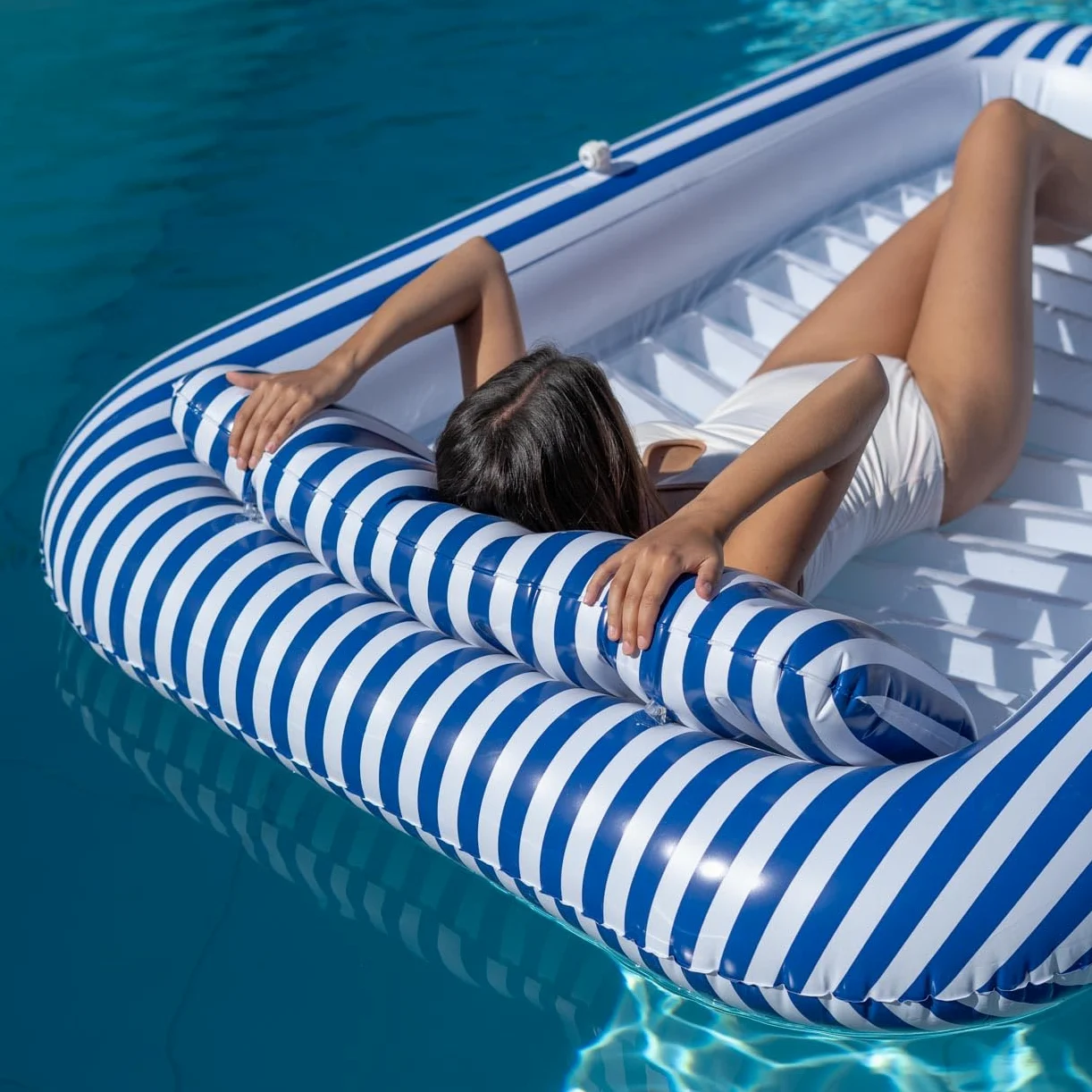 Flamingueo Materassino Mare - Tanning Pool con Aspersore - Portabicchieri Incluso - PVC Resistente - Dimensione Extra Grande - Cuscino Smontabile