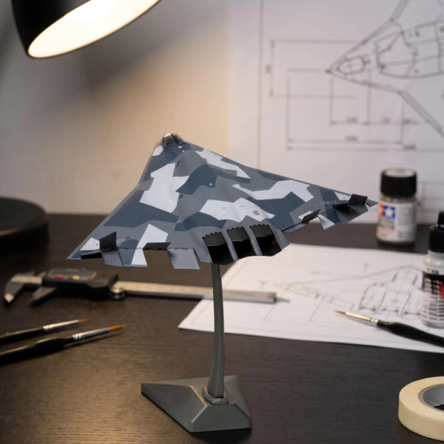 TISHITA Aereo J-36 1 72 Modello Aereo Caccia Miniatura con Supporto Integrato E Base Rettangolare in Lega E Plastica Pannelli Incisi Accurati Adatta per