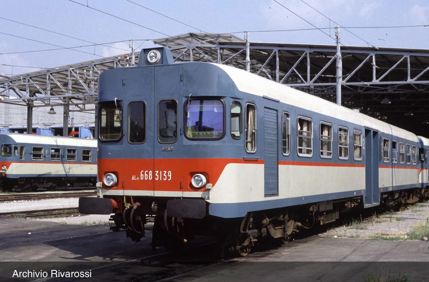 FS, confezione da 2 unità ALn 668 serie 3100, 1 porta doppia livrea originale, finestrini piani, epoca V