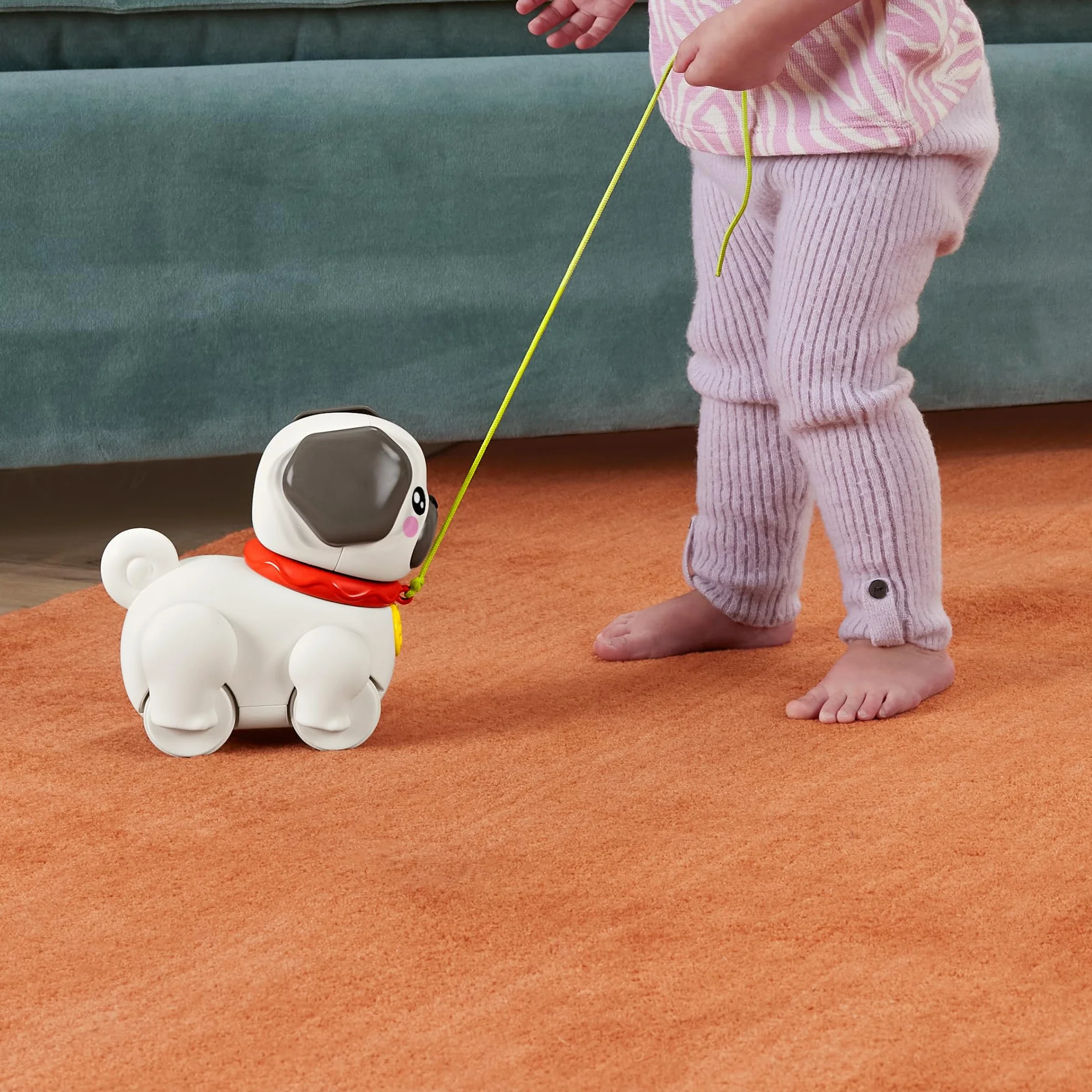 Fisher-Price Pets - Carlino Cammina con Me, Cucciolo trainabile con guinzaglio e Suoni, incoraggia a Camminare e abbaia con Il Movimento, giocatolo per Bambini, 12+ Mesi, HTW94