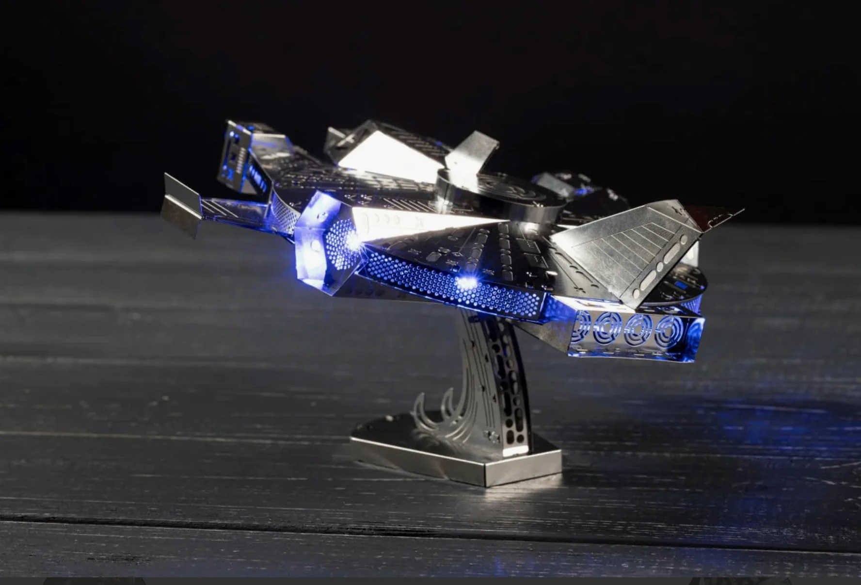 Metal Time Nebula Scout, modello astronave in metallo, modello 3D Cosmos Starship, kit di modellini in metallo, luci a LED multicolore con telecomando, 74 pezzi.