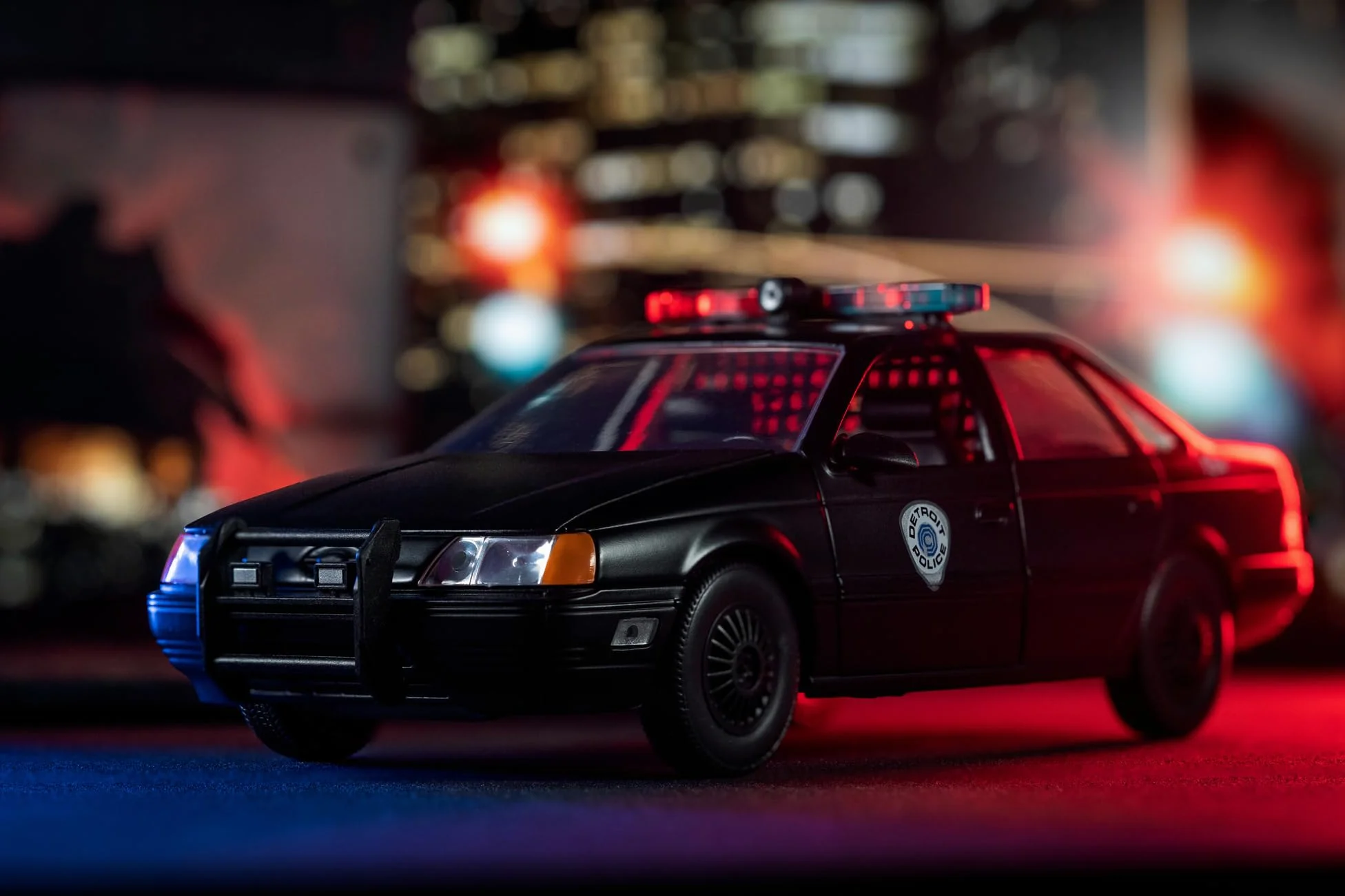 Jada - Robocop 1986 Ford Taurus, 253225060, +8 anni, in metallo pressofuso, in scala 1:24, parti apribili, sistema a ruota libera, personaggio incluso