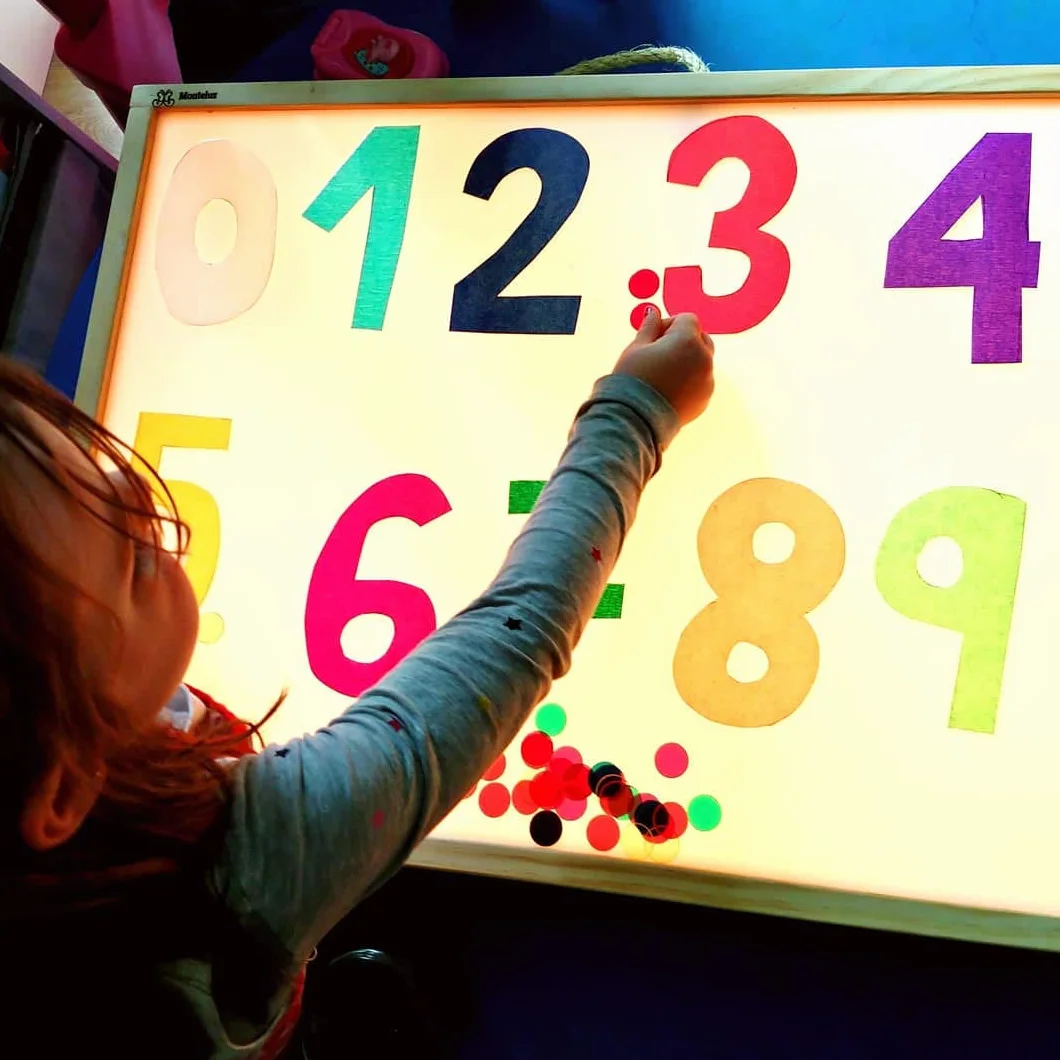 Tavolo Luminoso Montessori RGBW 64x48x7 cm + Manuale di Attività | Reagisce a Voce e Musica | Connessione Mobile + Telecomando | Certificato AIJU + Univ. Murcia | Scatola Sensoriale Educativa