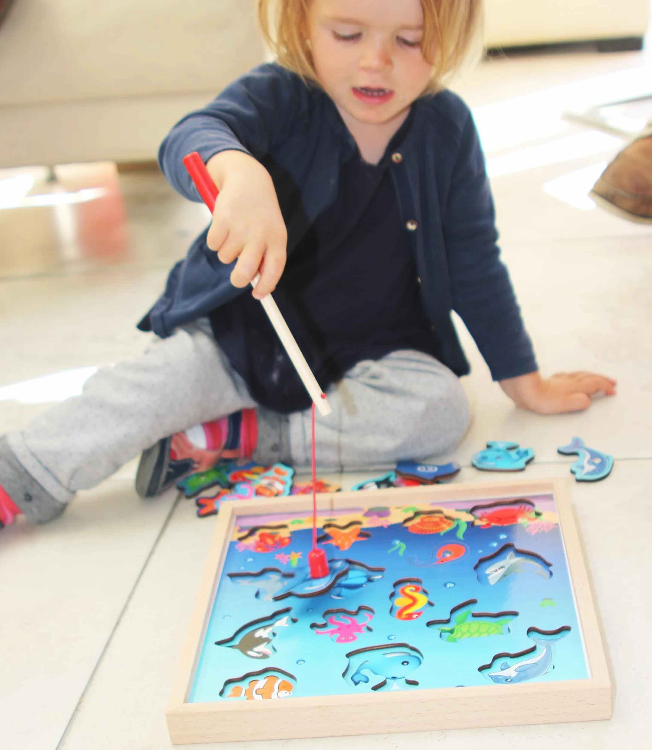 TOWO Gioco da Pesca in Legno Magnetico – include 15 Sagome in Legno con Calamita e due Canne da Pesca – Divertente Puzzle Gioco e Apprendimento Catena Alimentare – Per Bambini di 3 Anni
