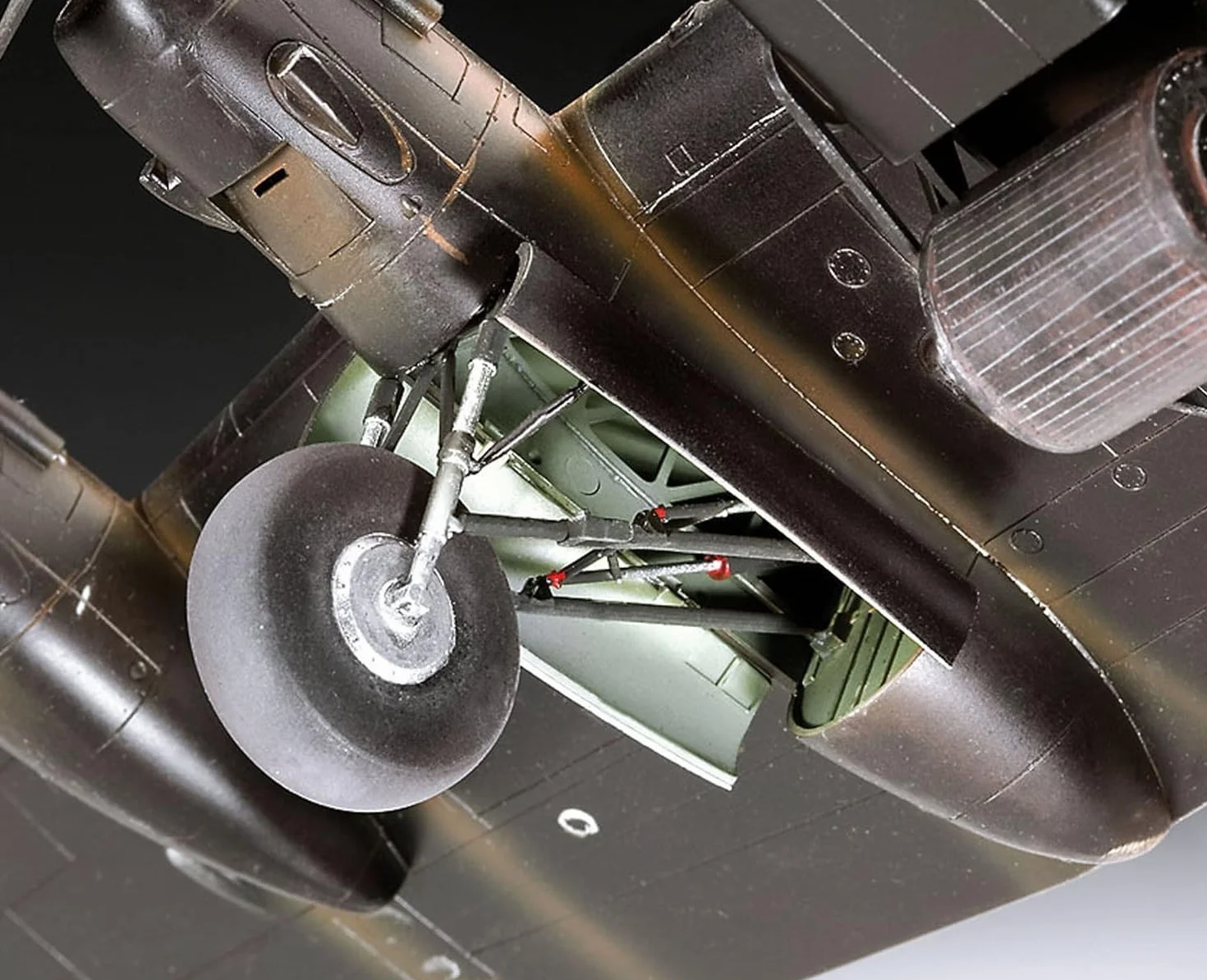 Revell 04295 - Lancaster B.III Dambuster Kit di Modello in Plastica, Scala 1:72