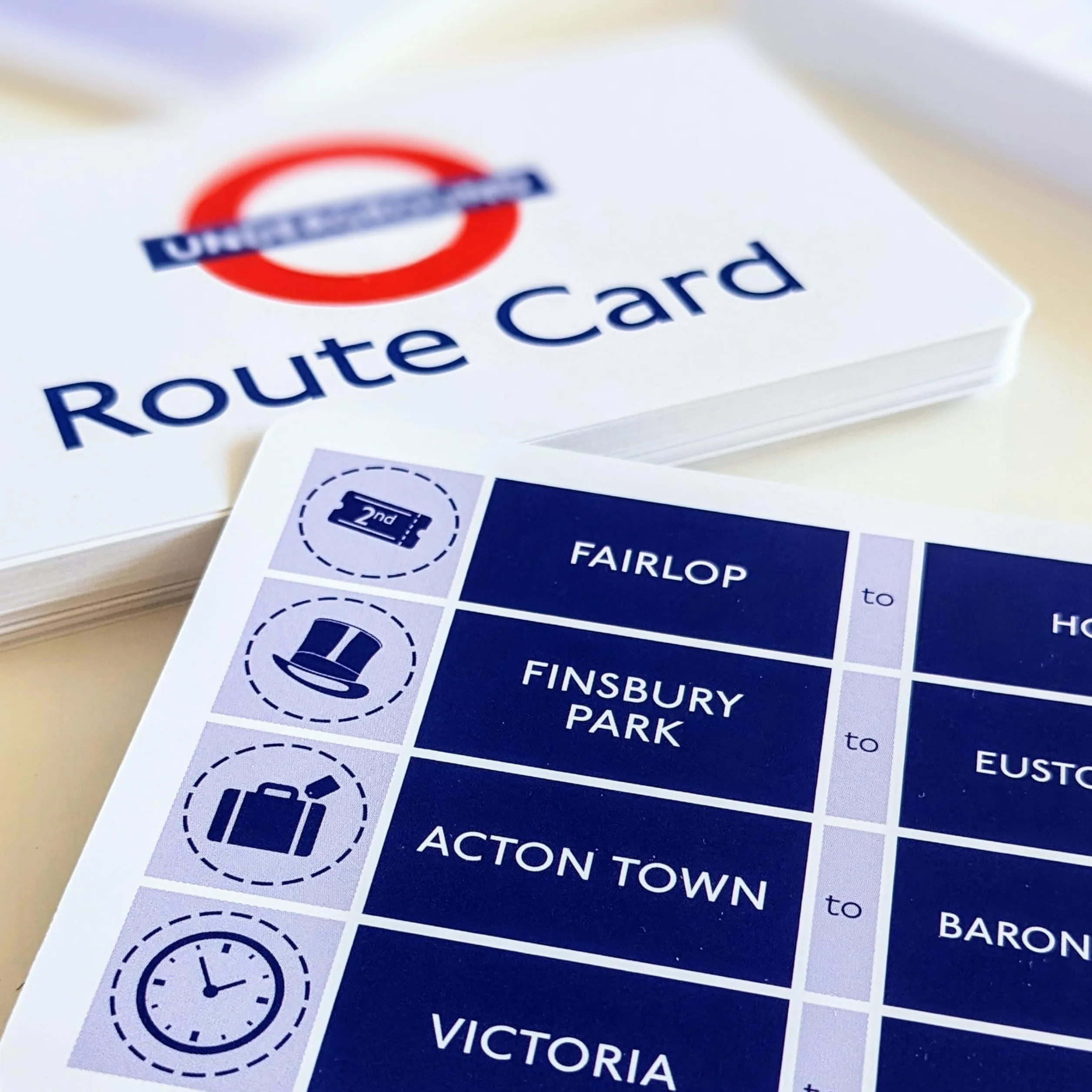 Gibsons Race The Rails! Tfl Card Game | Salta Il Tubo in Una Gara Contro familiari e Amici | Basato sulla metropolitana di Londra per Natale e Compleanni | età 8+, 2-8 Giocatori Fun Game Night