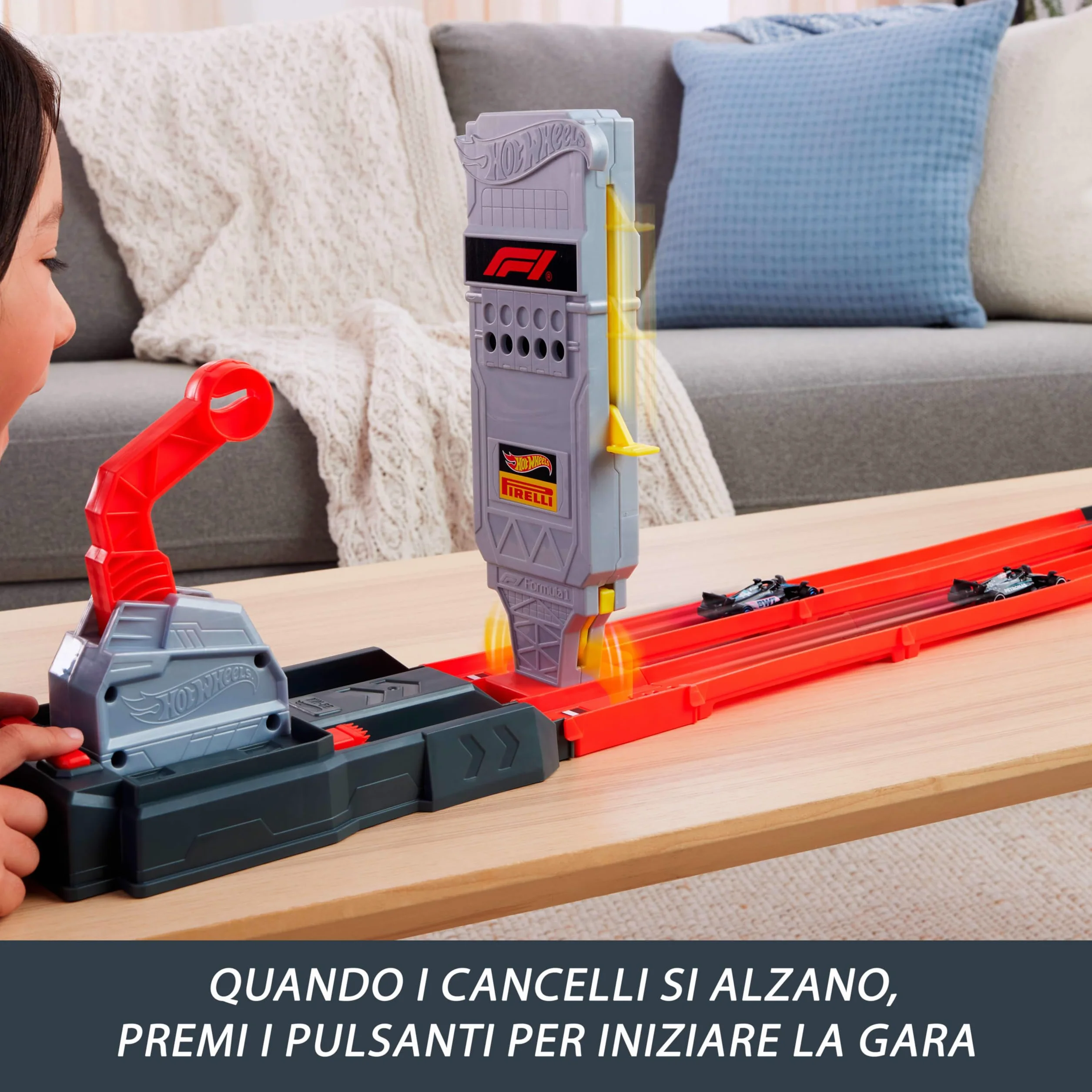 Hot Wheels Racing Formula 1 - Griglia di Partenza, set pista con 2 macchinine da F1 incluse, griglia e torre di partenza con lanciatori e bandiera a scacchi, 3+ anni, JKM88