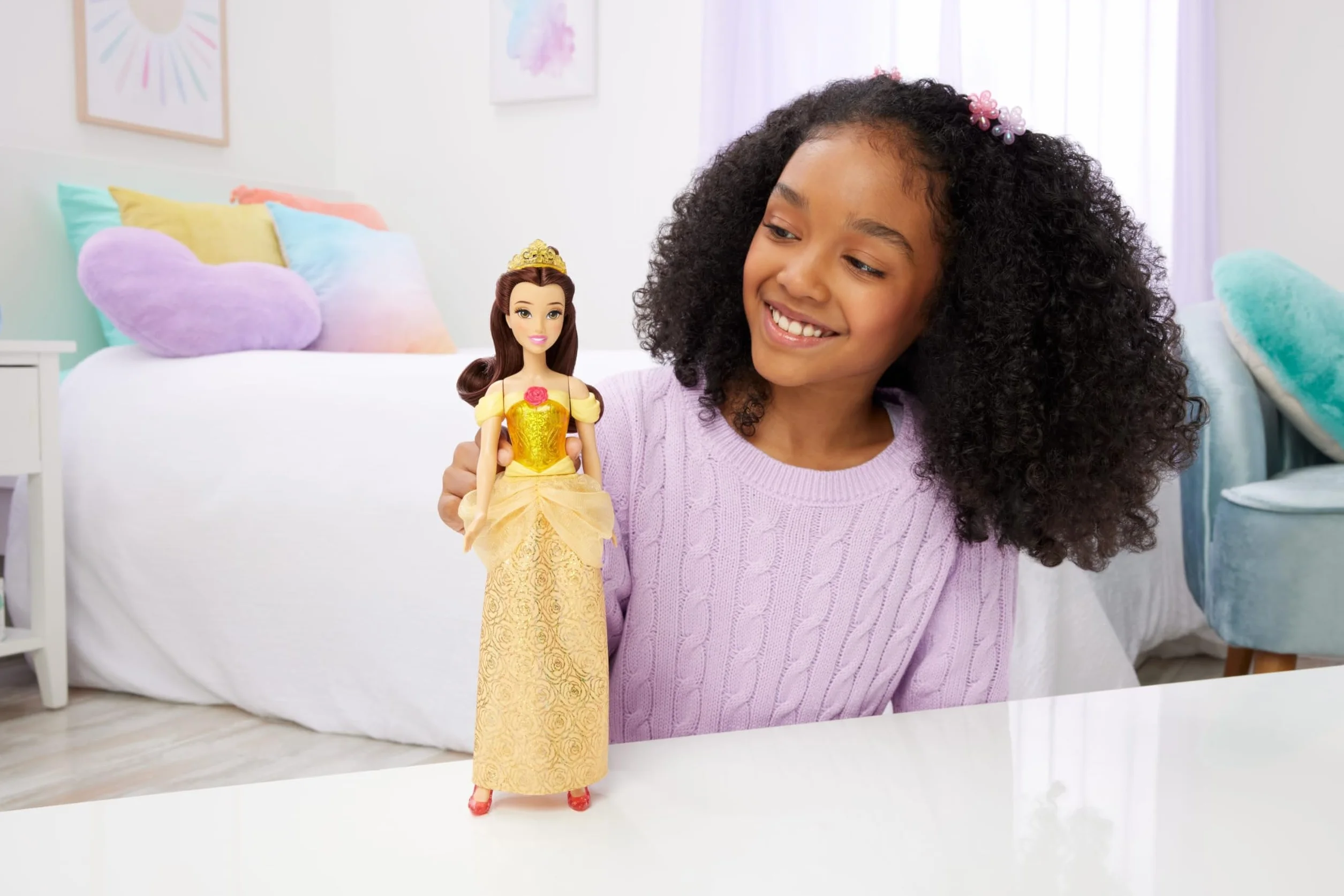 Mattel Disney Princess - Belle bambola con capi e accessori scintillanti ispirati al film, giocattolo per bambini, 3+ Anni, HLW11