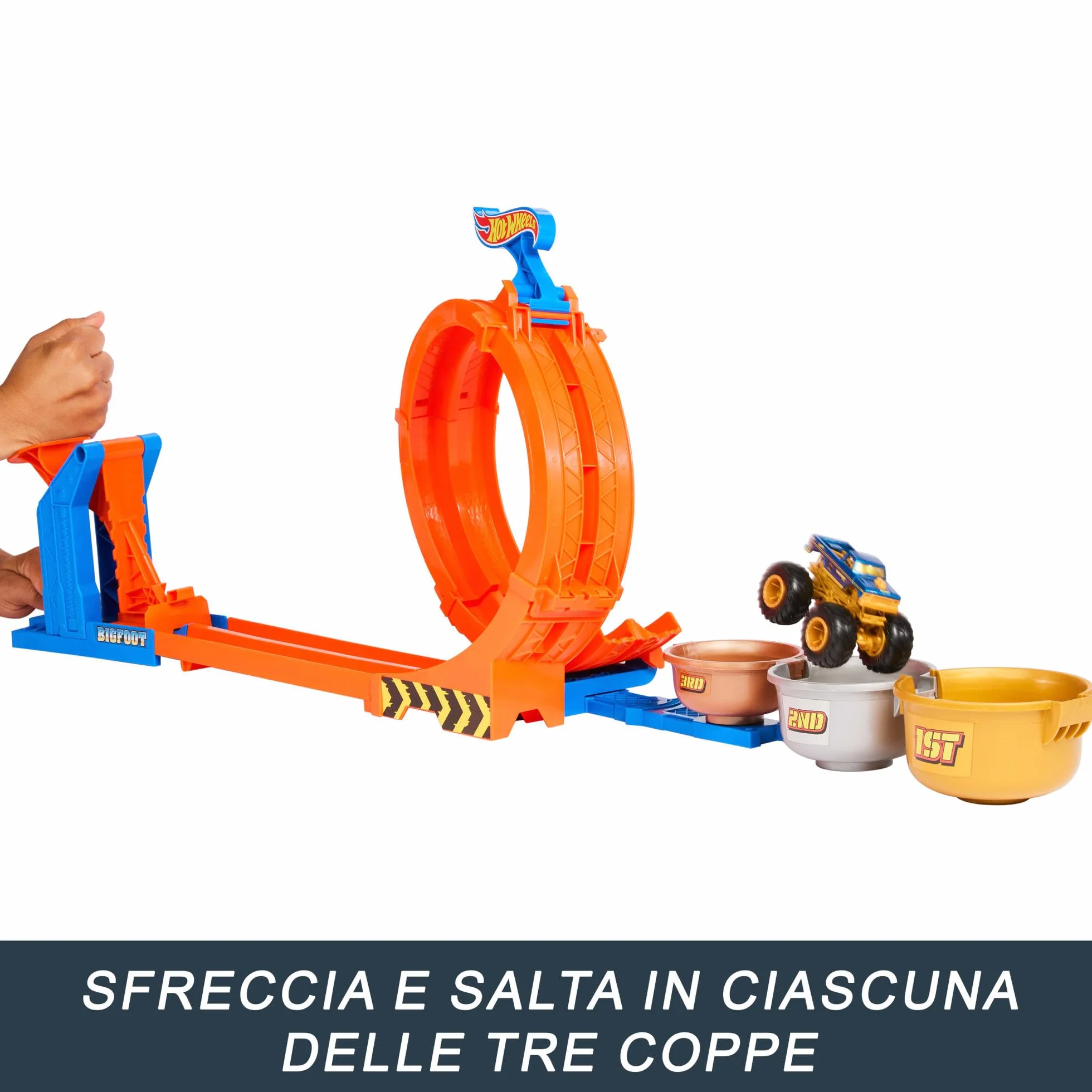 Hot Wheels Monster Trucks - Sfida Trofeo Gira e Capovolgi, playset con 2 modalità di gioco, pista e truck Bigfoot 50° anniversario incluso, giocattolo per bambini, 4+ anni, JBX64