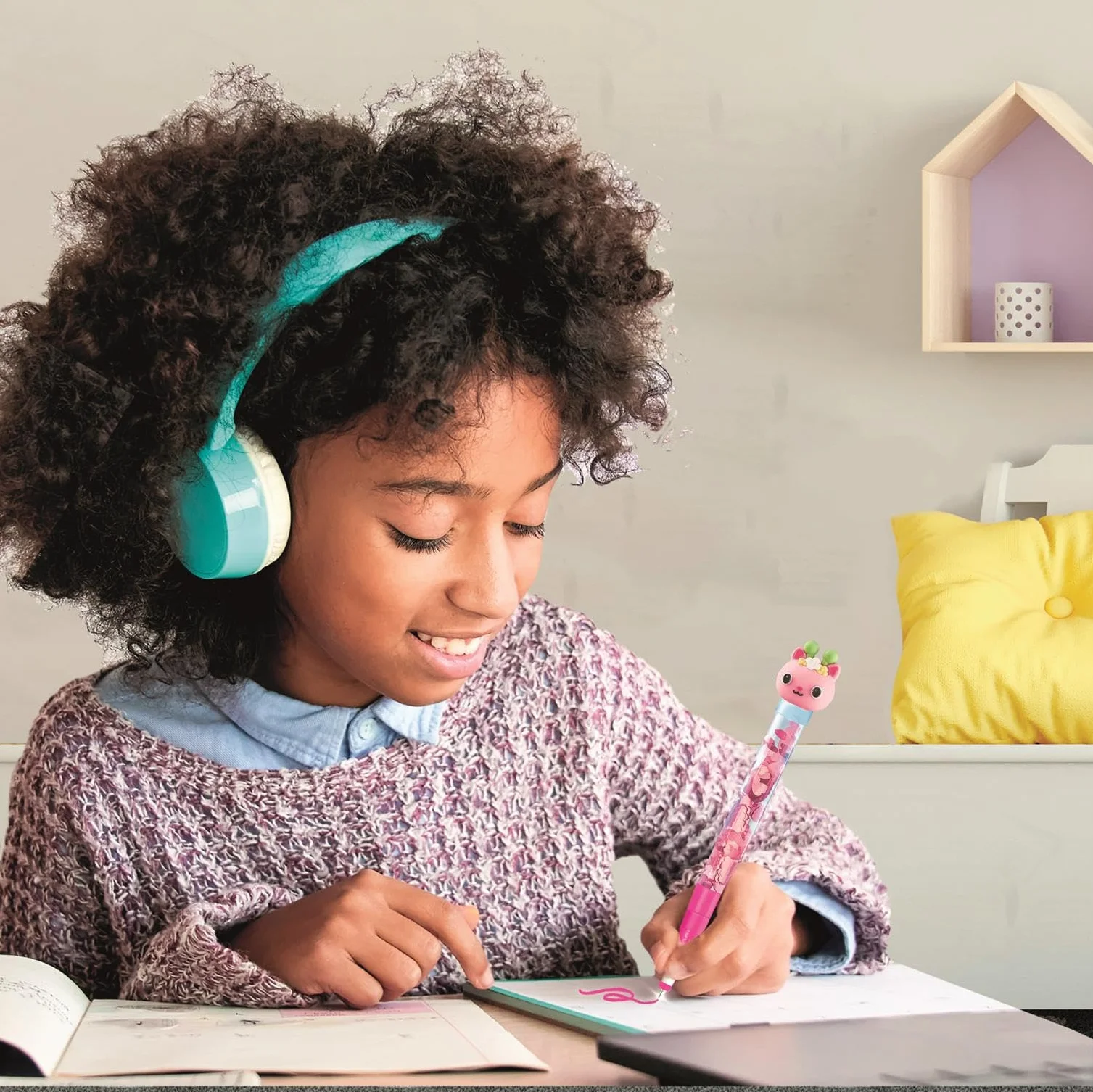 Clementoni Laboratorio delle Penne Gabby's Dollhouse, Kit Creativo per Bambini 6+ Anni, 25+ Accessori, 5 Penne Personalizzabili