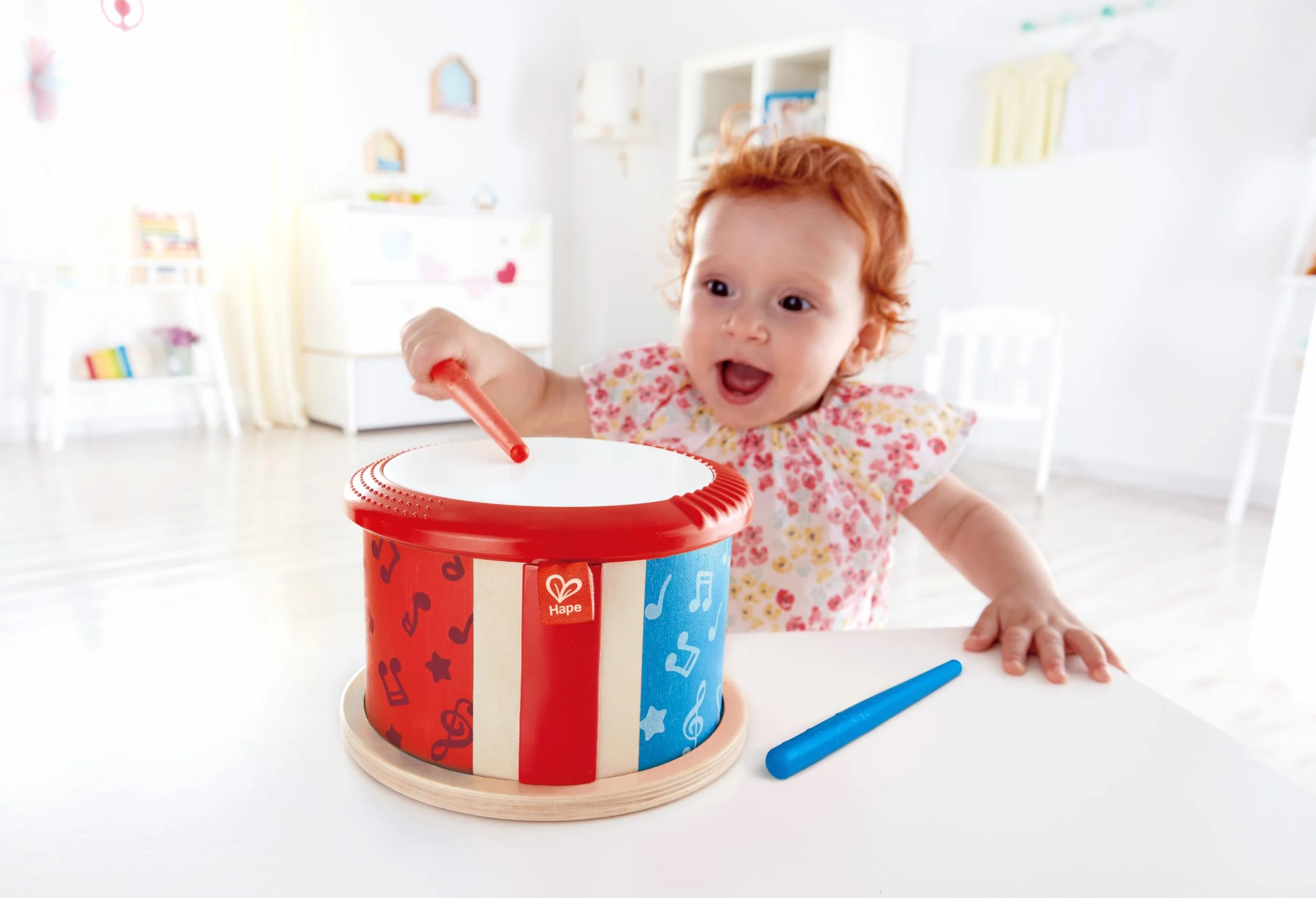 Hape Tamburo a due facce con bacchetta in legno | Diverse modalità di uso per esplorare suoni e musica dai 12 mesi