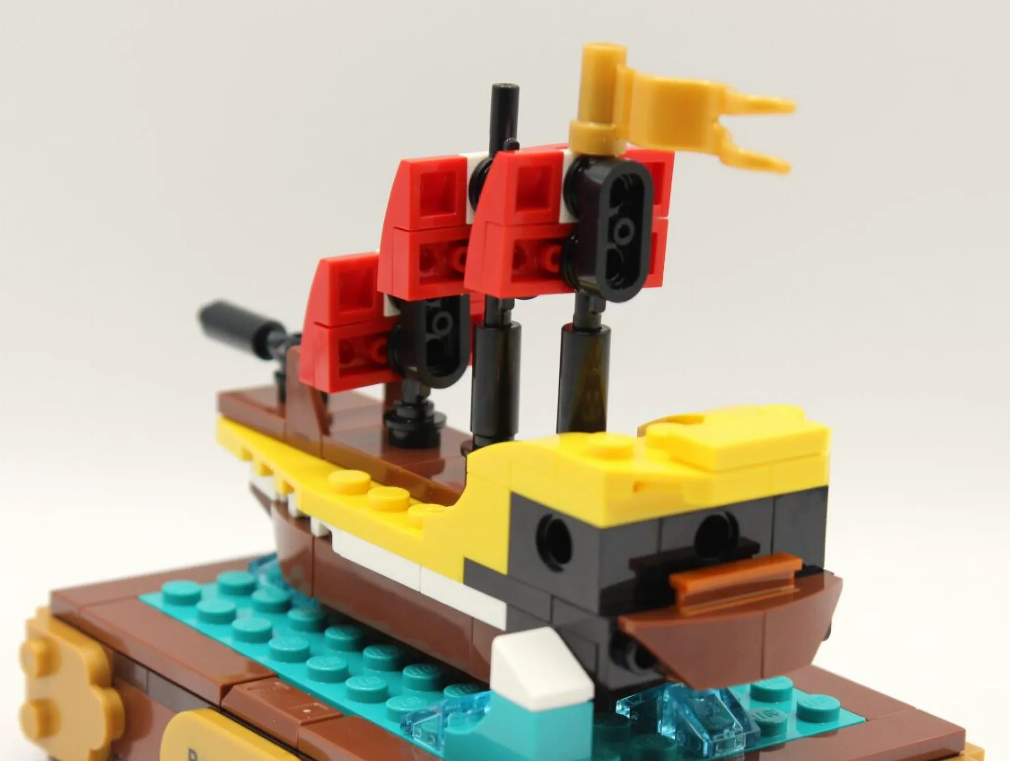 LEGO® 5009044 Set promozionale - Nave pirata Barracuda Seas, mini set di costruzioni con motivo piratesco, oggetto da collezione per bambini e adulti