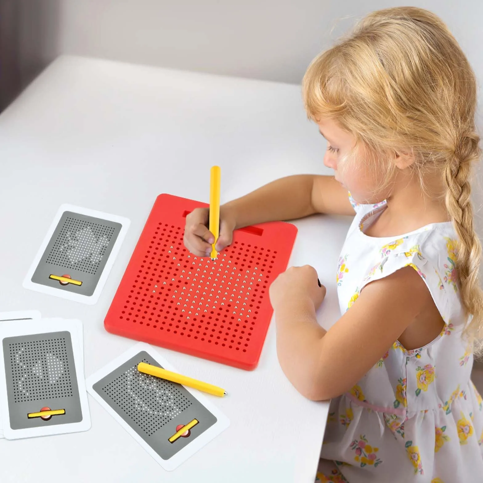 yue Magico Gioco Magnetico, Tavolo da Disegno Magnetico con 2 Pezzi Penna Magnetica, da Portare con sé, Bambini Giocattolo Educativo per dai 3 Anni in su, 21.5x17.5 cm, Rosso